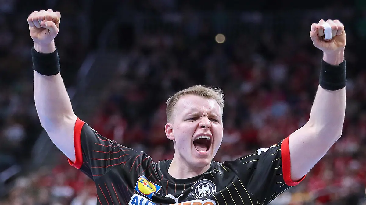14.01.2024, EHF EURO 2024, Männer Europameisterschaft Handball, Mercedes-Benz-Arena in Berlin, Deutschland - Nordmazedonien: Justus Fischer Deutschland hebt jubelnd die Arme nach Oben Berlin Deutschland *** 14 01 2024, EHF EURO 2024, European Mens Handball Championship, Mercedes Benz Arena in Berlin, Germany North Macedonia Justus Fischer Germany raises his arms upwards in jubilation Berlin Germany