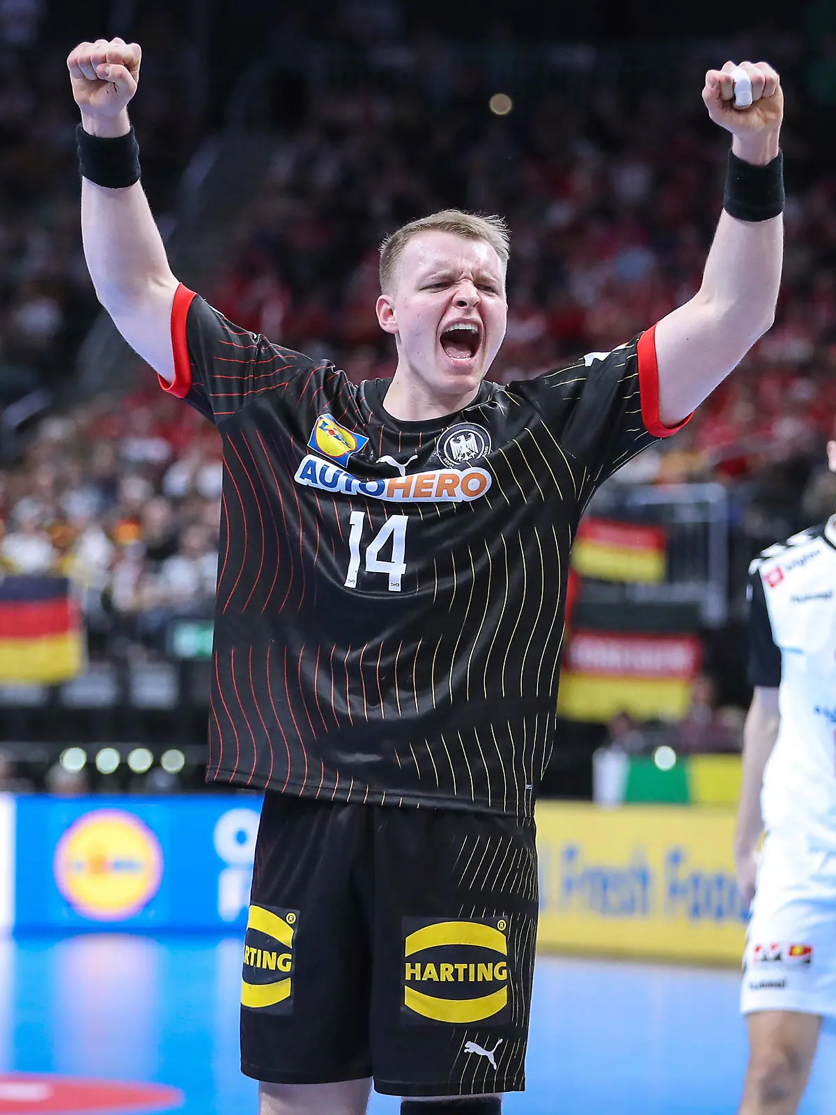 14.01.2024, EHF EURO 2024, Männer Europameisterschaft Handball, Mercedes-Benz-Arena in Berlin, Deutschland - Nordmazedonien: Justus Fischer Deutschland hebt jubelnd die Arme nach Oben Berlin Deutschland *** 14 01 2024, EHF EURO 2024, European Mens Handball Championship, Mercedes Benz Arena in Berlin, Germany North Macedonia Justus Fischer Germany raises his arms upwards in jubilation Berlin Germany