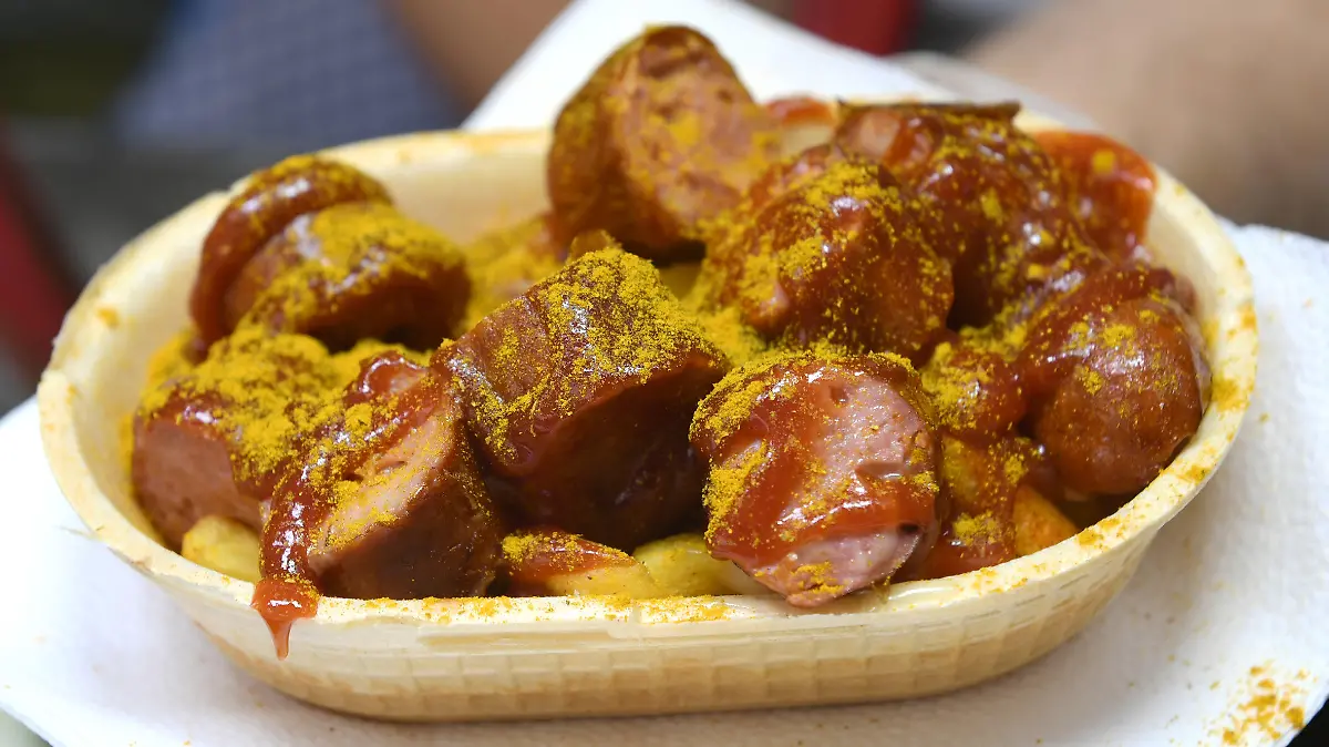 ARCHIV - 23.09.2023, Bayern, München: Eine Currywurst wird in einer essbaren Schale verkauft. (zu dpa: "Einladungen zu Currywurstessen - Staatsanwaltschaft ermittelt") Foto: Felix Hörhager/dpa +++ dpa-Bildfunk +++