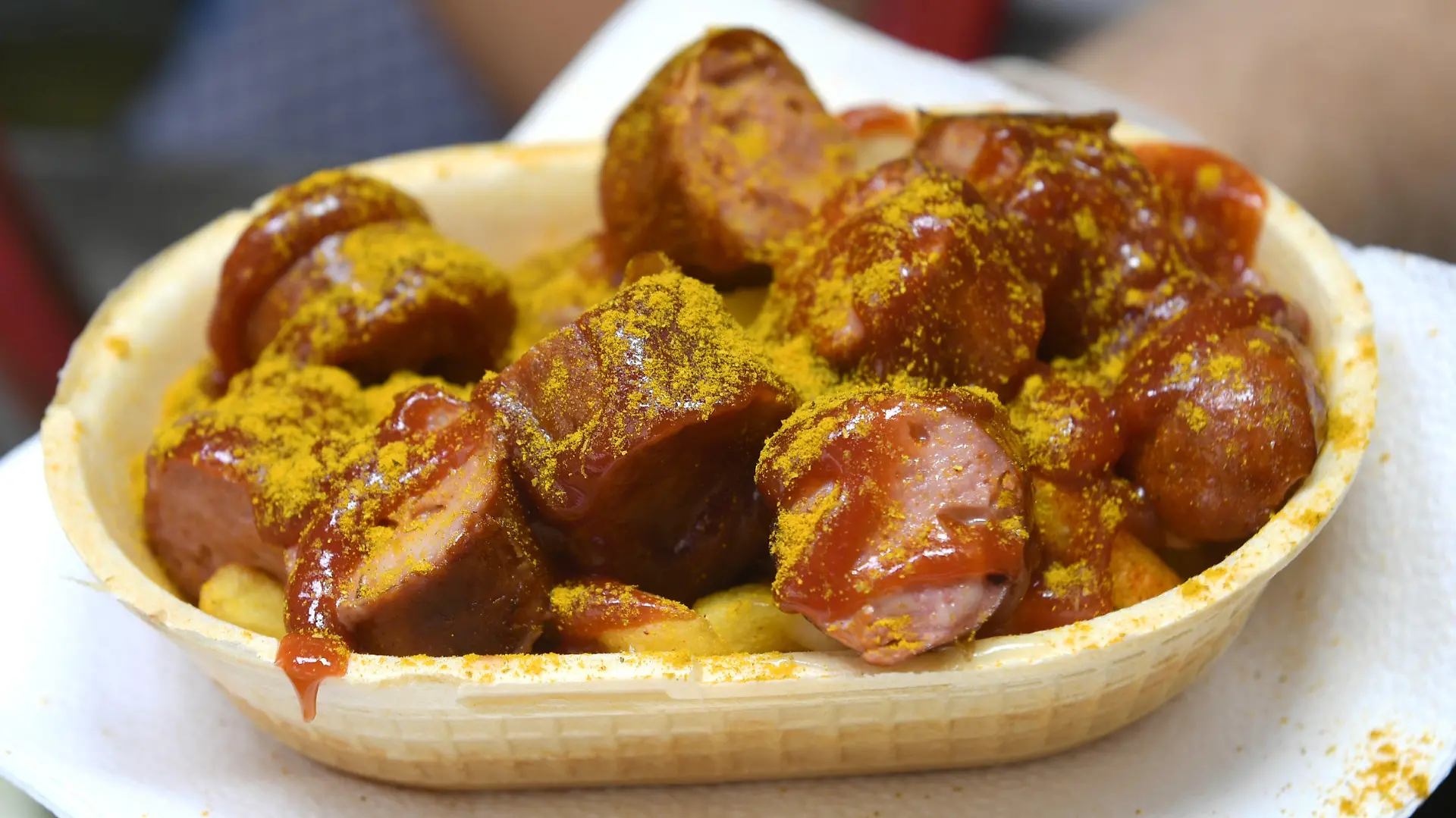 ARCHIV - 23.09.2023, Bayern, München: Eine Currywurst wird in einer essbaren Schale verkauft. (zu dpa: "Einladungen zu Currywurstessen - Staatsanwaltschaft ermittelt") Foto: Felix Hörhager/dpa +++ dpa-Bildfunk +++