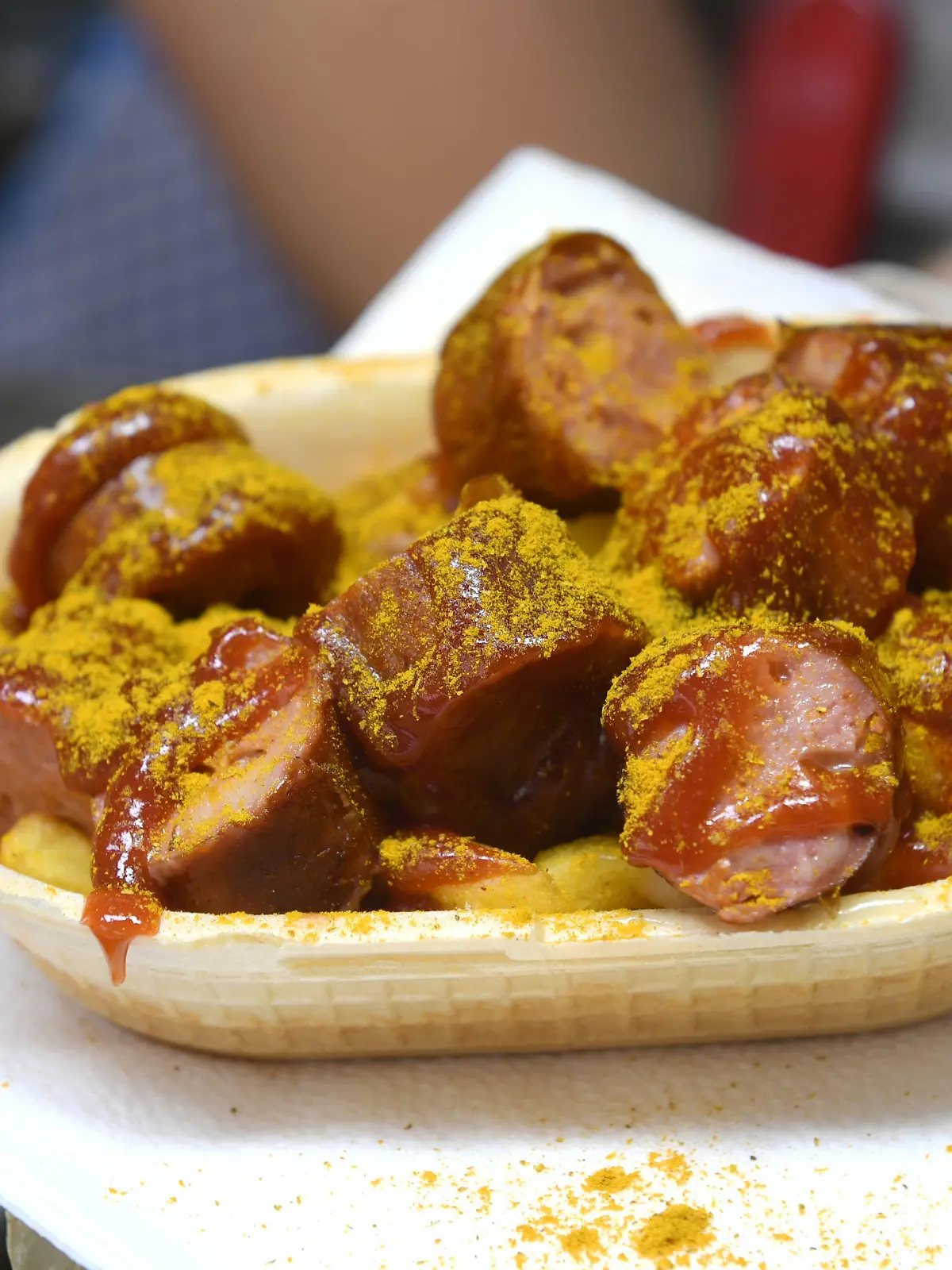 ARCHIV - 23.09.2023, Bayern, München: Eine Currywurst wird in einer essbaren Schale verkauft. (zu dpa: "Einladungen zu Currywurstessen - Staatsanwaltschaft ermittelt") Foto: Felix Hörhager/dpa +++ dpa-Bildfunk +++