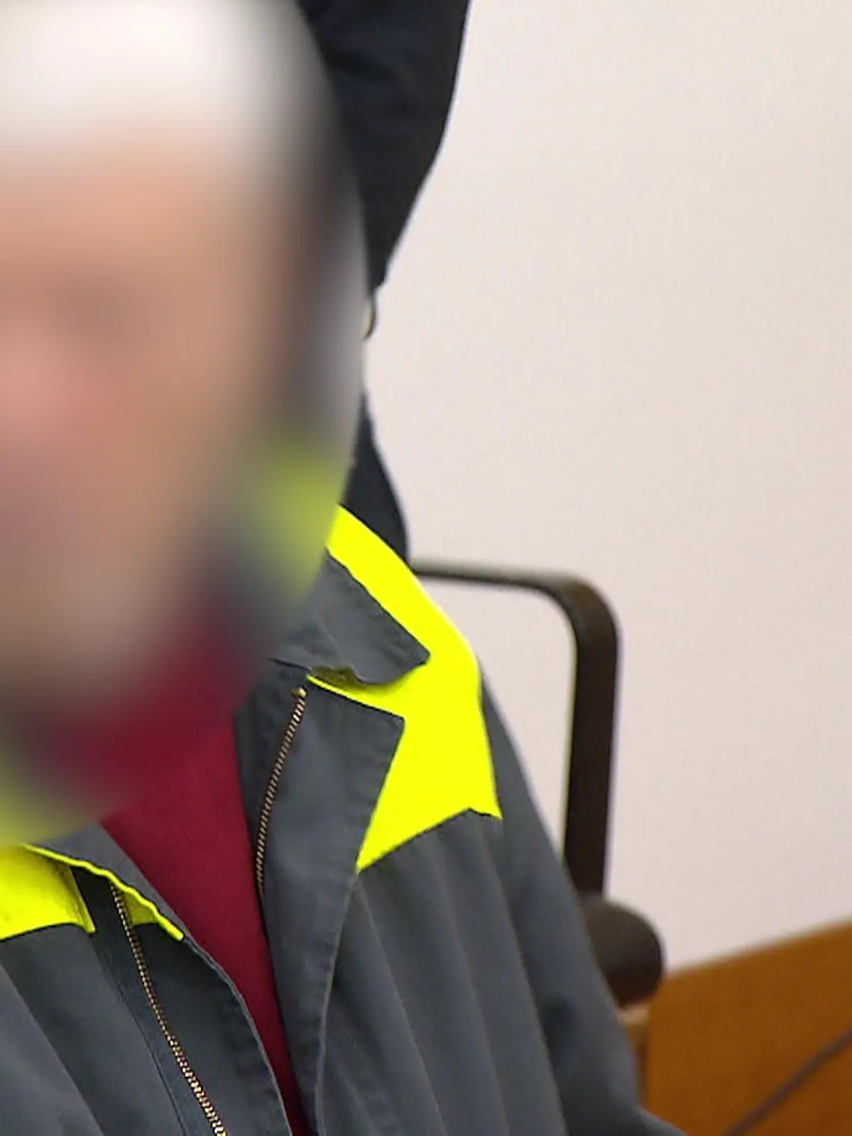 War es eine Tat aus purer Verzweiflung?

Achtmal schlägt er mit der Bratpfanne auf seine schlafende Frau ein. Dann erwürgt er sie: In Kassel muss sich der 85-jährige Hans Gerhard W. wegen Mordes vor Gericht verantworten. Was ihn womöglich zu der Tat gebracht hat, erfahrt ihr im Video!
