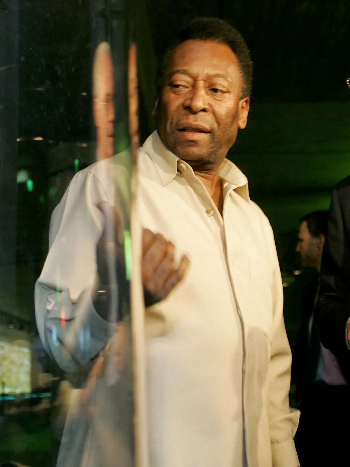 FILE PHOTO: Soccer legend Pele of Brazil and former German player Franz Beckenbauer stand beside a replica of the first World Cup trophy 'Coupe Jule Rimet' during their visit to the exhibition 'Pelestation' in Berlin, Germany June 29, 2006. REUTERS/Arnd Wiegmann/File Photo