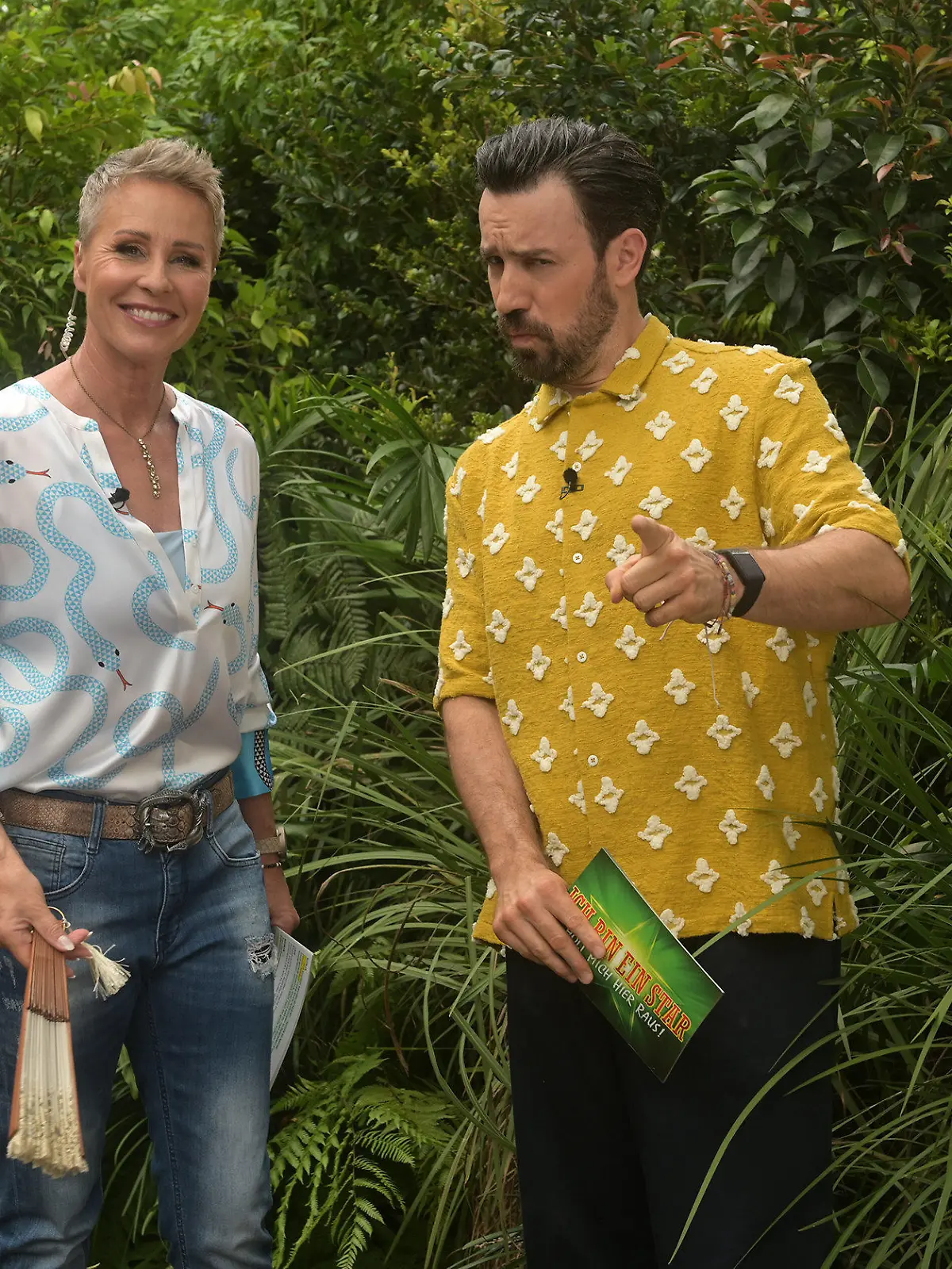 HANDOUT - 19.01.2024, ---: Sonja Zietlow und Jan Köppen, die Moderatoren der RTL-Show «Ich bin ein Star - Holt mich hier raus!», erklären die erste Dschungelprüfung "Würg & Travel" am ersten Tag der Jubiläumsausgabe des TV-Dschungelcamps, das täglich auf RTL ausgestrahlt wird, am  Freitag, 19.01.2024. Foto: Stefan Thoyah/RTL+/dpa - ACHTUNG: Nur zur redaktionellen Verwendung im Zusammenhang mit der aktuellen Berichterstattung und nur mit vollständiger Nennung des vorstehenden Credits Die Verwendung des sendungsbezogenen Materials ist nur mit dem Hinweis und Verlinkung auf RTL+ gestattet +++ dpa-Bildfunk +++