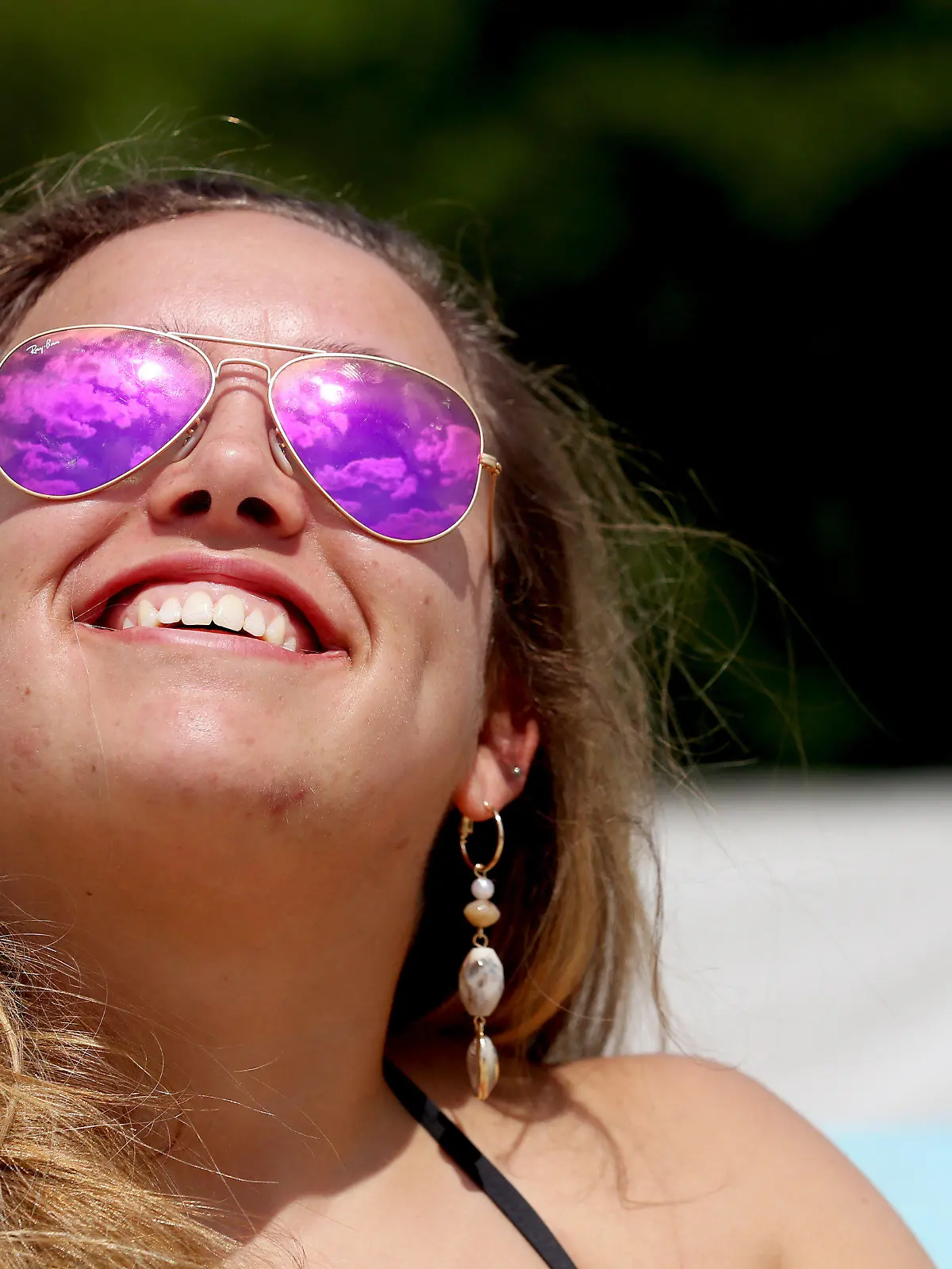 31.05.2019, Nordrhein-Westfalen, Essen: In der Sonnenbrille von Jana spiegelt sich im Baldeneysee-Freibad Seaside Beach der sommerliche Himmel. Am Wochenende soll es in Nordrhein-Westfalen bis zu 31 Grad warm werden. Foto: Roland Weihrauch/dpa +++ dpa-Bildfunk +++