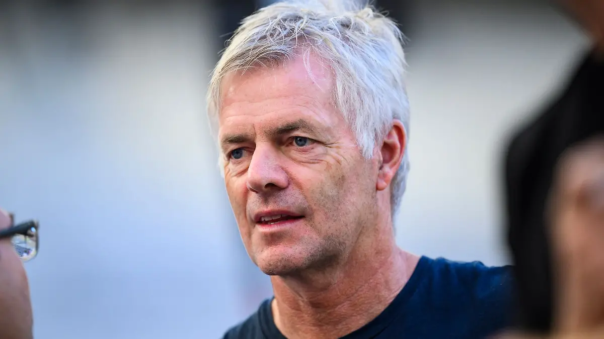 Kommentator Tom Bartels steht vor dem Spiel im Stadion.