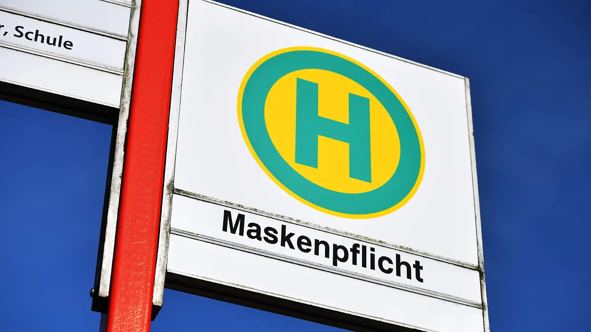 Bushaltestellenschild mit Aufschrift Maskenpflicht / action press