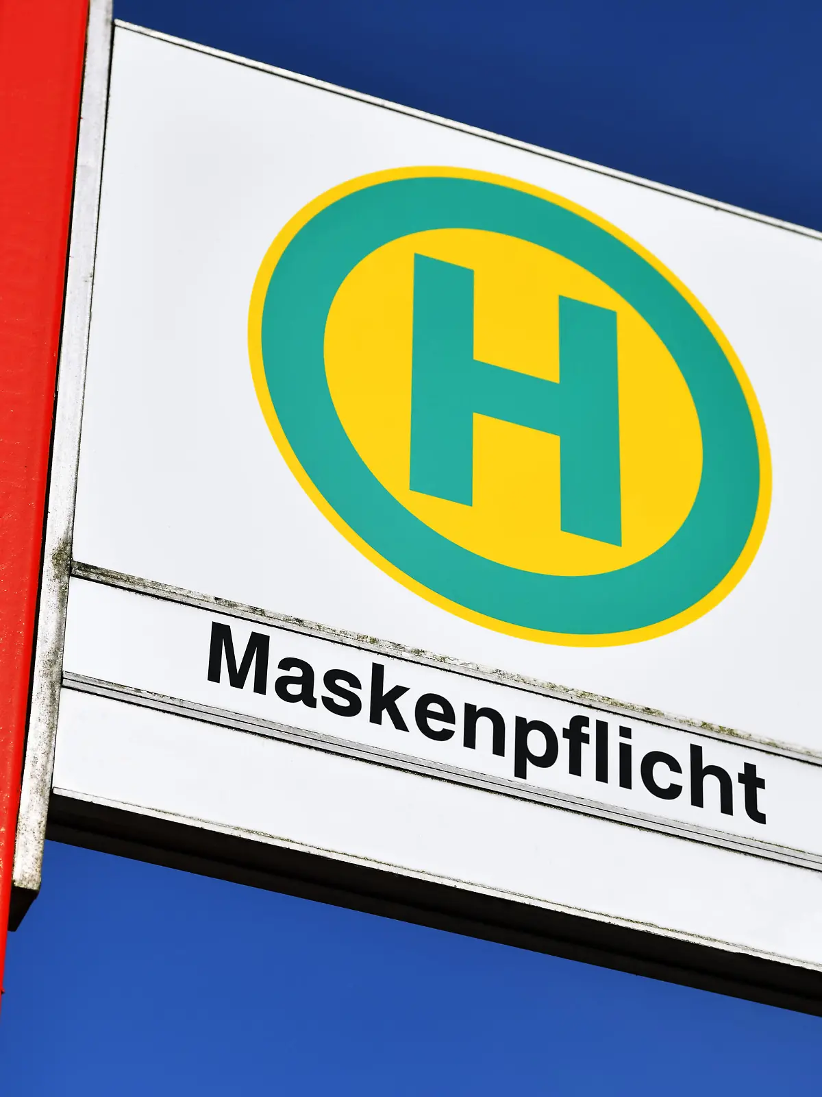 Bushaltestellenschild mit Aufschrift Maskenpflicht / action press