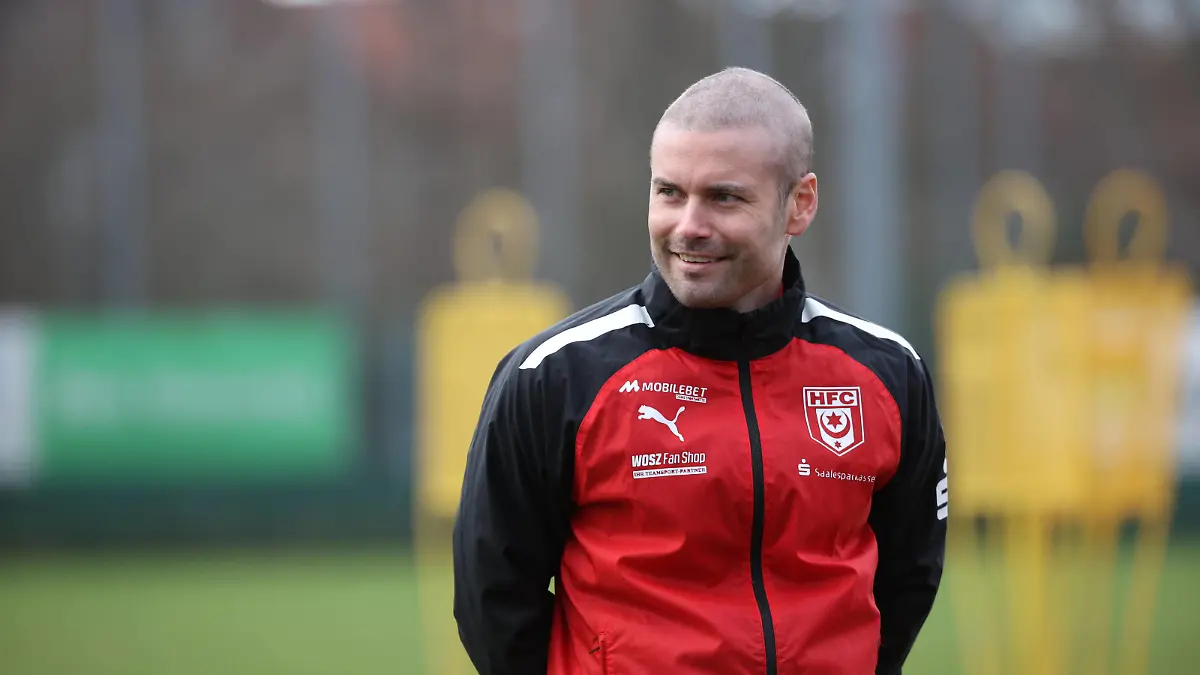030124 Halle Saale Fußball Hallescher FC Halle HFC 3. Liga Männer Saison 2023 / 2024 1. Training im neuen Jahr Niklas Kreuzer HFC nach Krebserkrankung wieder im Mannschaftstraining *** 030124 Halle Saale Sport Football Hallescher FC Halle HFC 3 Liga Men Season 2023 2024 1 training session in the new year Niklas Kreuzer HFC back in team training after suffering from cancer