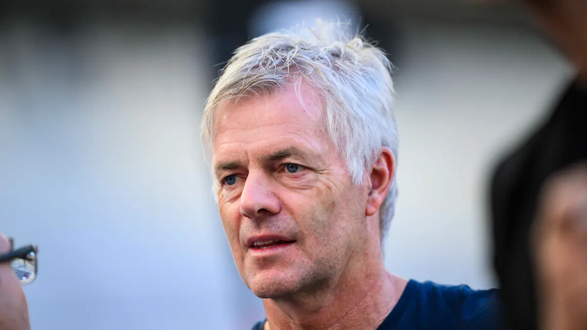 ARCHIV - 02.09.2023, Baden-Württemberg, Stuttgart: Fußball: Bundesliga, VfB Stuttgart - SC Freiburg, 3. Spieltag, MHPArena. Kommentator Tom Bartels steht vor dem Spiel im Stadion. Im Podcast «Spielmacher» sagt Tom Bartels selbstkritisch, er rede zu viel am Mikrofon. (zu dpa: «ARD-Reporter Tom Bartels: «Ich rede definitiv zu viel»») Foto: Tom Weller/dpa +++ dpa-Bildfunk +++