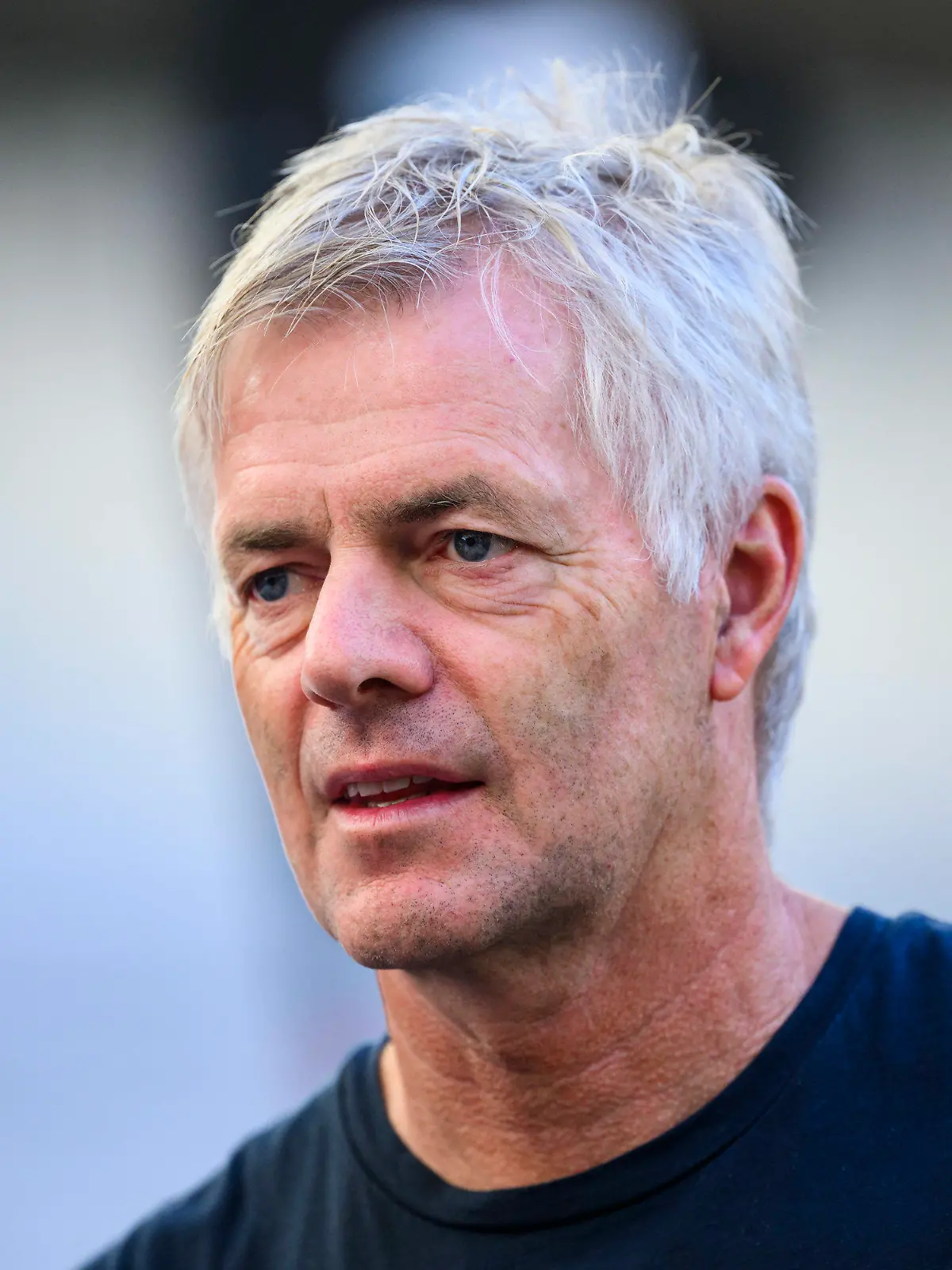 ARCHIV - 02.09.2023, Baden-Württemberg, Stuttgart: Fußball: Bundesliga, VfB Stuttgart - SC Freiburg, 3. Spieltag, MHPArena. Kommentator Tom Bartels steht vor dem Spiel im Stadion. Im Podcast «Spielmacher» sagt Tom Bartels selbstkritisch, er rede zu viel am Mikrofon.   (zu dpa: «ARD-Reporter Tom Bartels: «Ich rede definitiv zu viel»») Foto: Tom Weller/dpa +++ dpa-Bildfunk +++