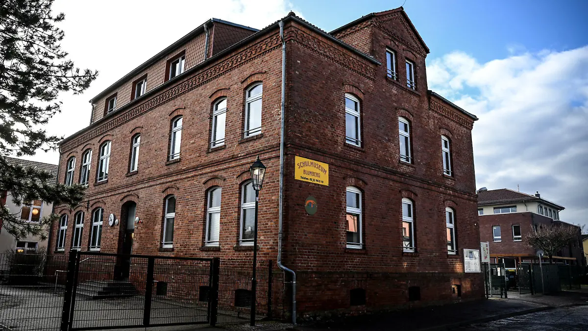 24.01.2024, Brandenburg, Ahrensfelde-Blumberg: Aussenaufnahme der Grund- und Oberschule Blumberg. Nachdem neun Schüler Vergiftungsanzeichen gezeigt hatten, wurde ein Großeinsatz der Rettungskräfte ausgelöst. Der Grund für die Vergiftungsanzeichen sei noch nicht abschließend geklärt, vorläufigen Angaben nach könnte ein Faulgasaustritt wegen des Starkregens ursächlich sein. Foto: Britta Pedersen/dpa +++ dpa-Bildfunk +++