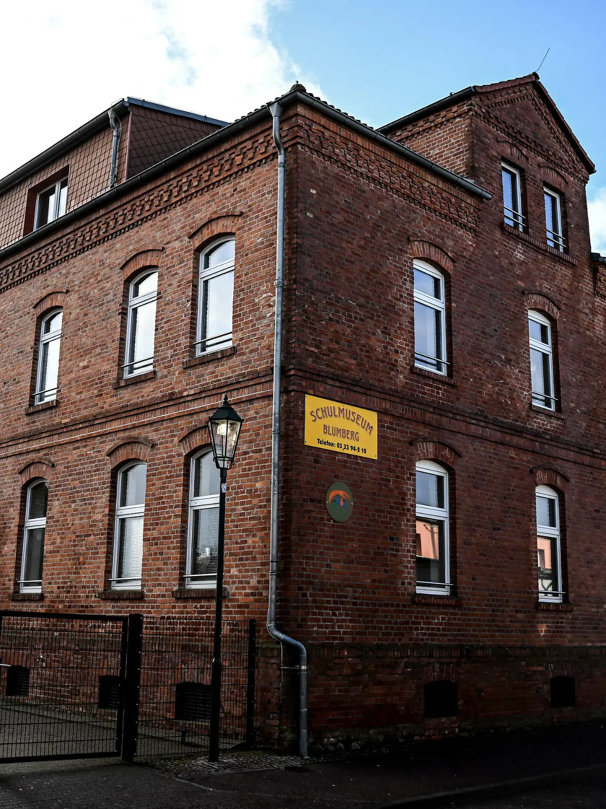 24.01.2024, Brandenburg, Ahrensfelde-Blumberg: Aussenaufnahme der Grund- und Oberschule Blumberg. Nachdem neun Schüler Vergiftungsanzeichen gezeigt hatten, wurde ein Großeinsatz der Rettungskräfte ausgelöst. Der Grund für die Vergiftungsanzeichen sei noch nicht abschließend geklärt, vorläufigen Angaben nach könnte ein Faulgasaustritt wegen des Starkregens ursächlich sein. Foto: Britta Pedersen/dpa +++ dpa-Bildfunk +++
