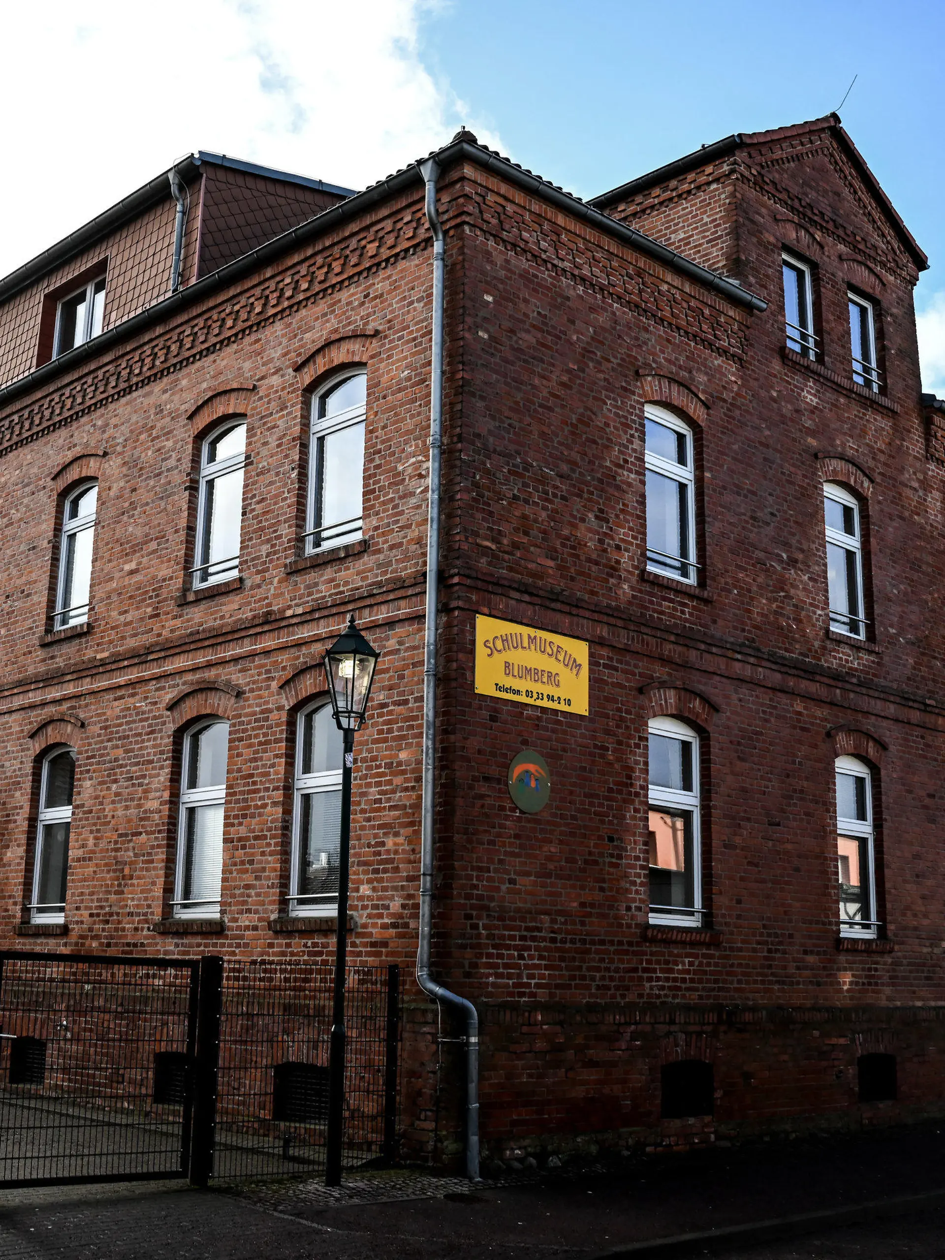 24.01.2024, Brandenburg, Ahrensfelde-Blumberg: Aussenaufnahme der Grund- und Oberschule Blumberg. Nachdem neun Schüler Vergiftungsanzeichen gezeigt hatten, wurde ein Großeinsatz der Rettungskräfte ausgelöst. Der Grund für die Vergiftungsanzeichen sei noch nicht abschließend geklärt, vorläufigen Angaben nach könnte ein Faulgasaustritt wegen des Starkregens ursächlich sein. Foto: Britta Pedersen/dpa +++ dpa-Bildfunk +++