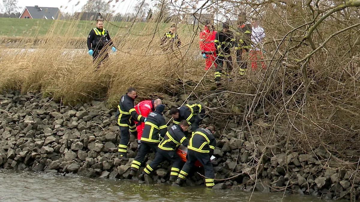 24.01.2024, Hamburg: Einsatzkräfte bergen im Stadtteil Ochsenwerder eine Leiche aus dem Uferbereich der Elbe. Der Polizei war am Vormittag eine leblos im Wasser treibende Person gemeldet worden, Angaben zu Geschlecht, Alter und den Todesumständen gab es zunächst nicht. (Zu dpa ·Leiche treibt in Norderelbe - Identität unbekannt·) Foto: Daniel Bockwoldt/dpa +++ dpa-Bildfunk +++