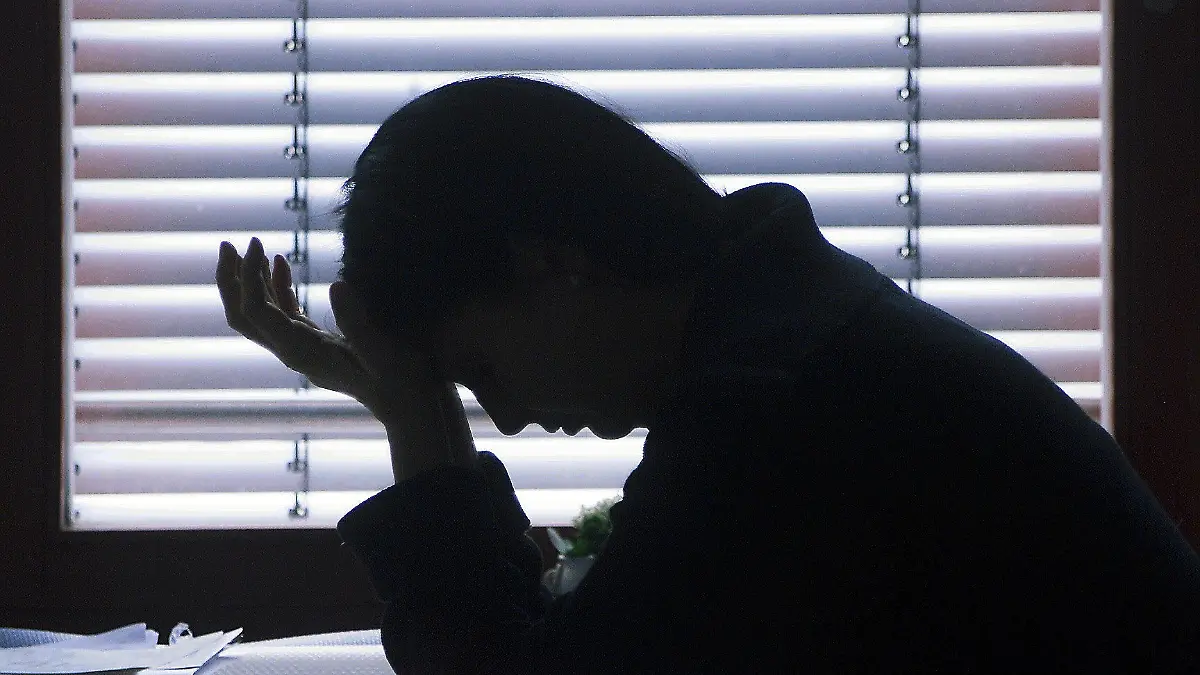 ARCHIV - Illustration zu Kopfschmerzen und Migräne (Archivfoto vom 16.03.2004). Immer mehr Arbeitnehmer in Deutschland leiden an psychischen Erkrankungen und können deshalb nicht arbeiten: 2010 war fast jeder zehnte Fehltag darauf zurückzuführen. Besonders häufig seien Frauen mittleren Alters betroffen, die doppelt so oft wie ihre männlichen Kollegen krankgeschrieben werden. Experten fordern, die beruflichen Belastungen zu senken. Foto: Sächsische Zeitung/Marion Gröning (zu dpa vom 19.04.2011) +++(c) dpa - Bildfunk+++