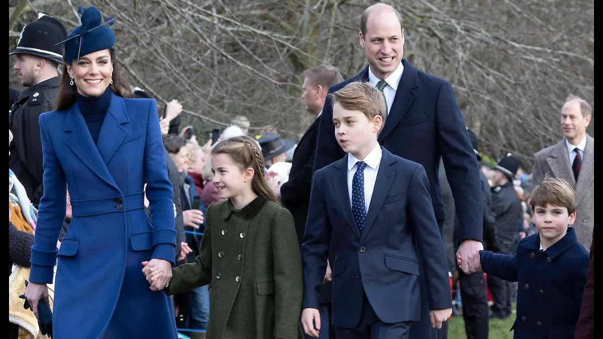 . 25/12/2023. Sandringham , United Kingdom. Prince William, Kate Middleton, the Prince and Princess of Wales, and their children Prince George, Princess Charlotte and Prince Louis arriving at the Christmas Day church service in Sandringham, United Kingdom. Picture by Stephen Lock / i-Images PUBLICATIONxINxGERxSUIxAUTxHUNxONLY xStephenxLockx/xi-Imagesx IIM-24899-0023