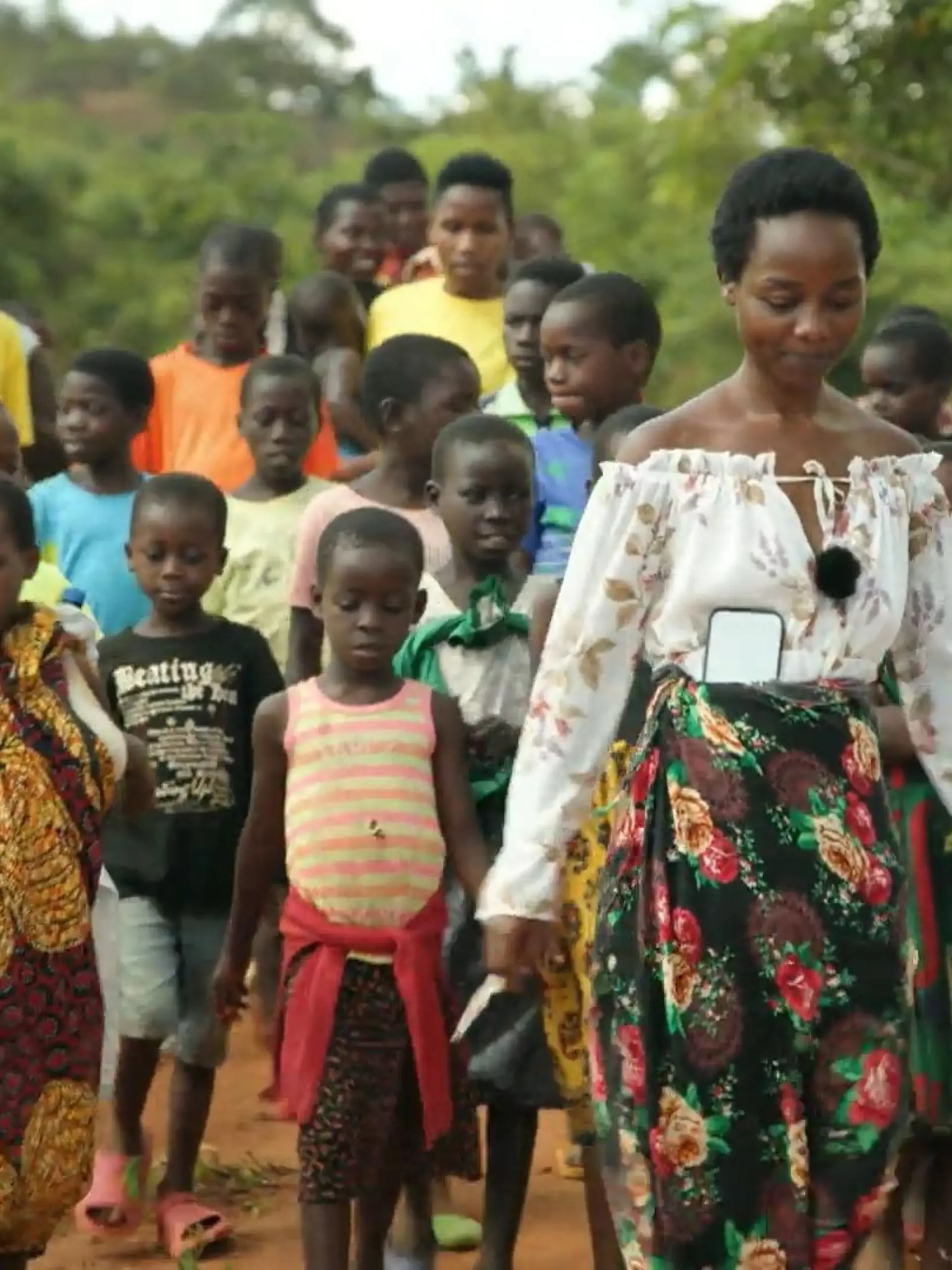 Tusaiwe Mkhondya trägt mit ihren gerade einmal 24 Jahren die Verantwortung für 34 Kinder. Kinder, von denen lediglich eins ihr leibliches ist. 33 Kinder sind Straßen- oder Waisenkinder, die außer Tusaiwe niemanden mehr haben. Was bringt eine so junge Frau dazu, diese enorme Verantwortung zu übernehmen? „Weil es für mich niemand getan hat“, sagt sie. Wir erzählen ihre bewegende Geschichte.