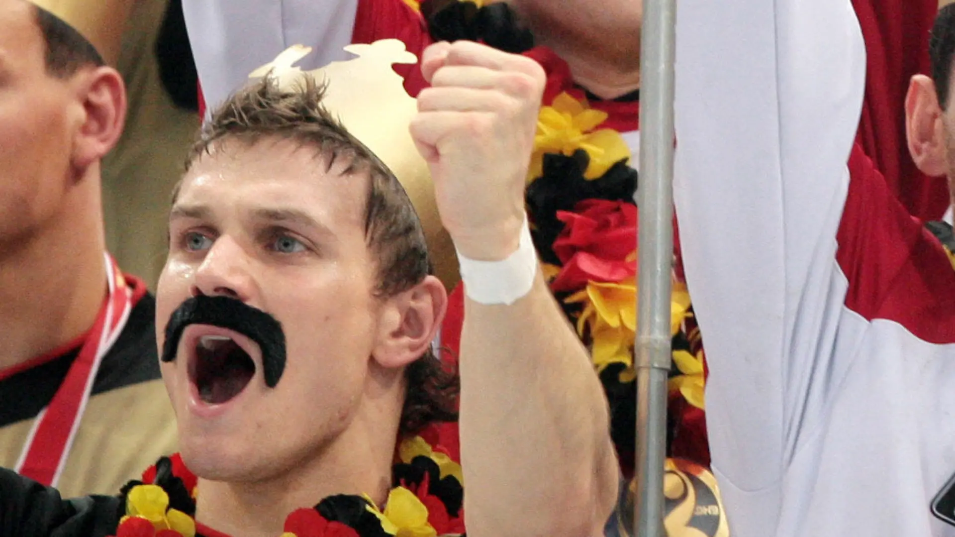 Handball-Weltmeisterschaft Finale Deutschland - Polen am Sonntag (04.02.2007) in Köln: Der deutsche Torhüter Henning Fritz (l) jubelt mit Krücken, Michael Kraus (2.v.l.) und dem Rest seiner Mannschaft bei der Siegerehrung. Deutschland ist Handball-Weltmeister 2007. Foto: Achim Scheidemann +++(c) dpa - Report+++