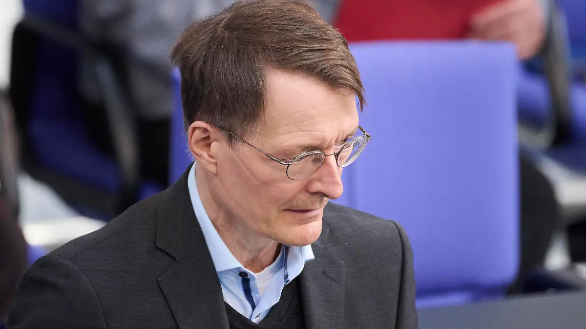 Plenarsitzung im Bundestag in Berlin Karl Lauterbach Bundesminister für Gesundheit, SPD während der Sitzung des Deutschen Bundestags am 12.10.2022 in Berlin. Berlin Bundestag Berlin Deutschland *** Plenary session in the Bundestag in Berlin Karl Lauterbach Federal Minister of Health, SPD during the session of the German Bundestag on 12 10 2022 in Berlin Berlin Bundestag Berlin Germany