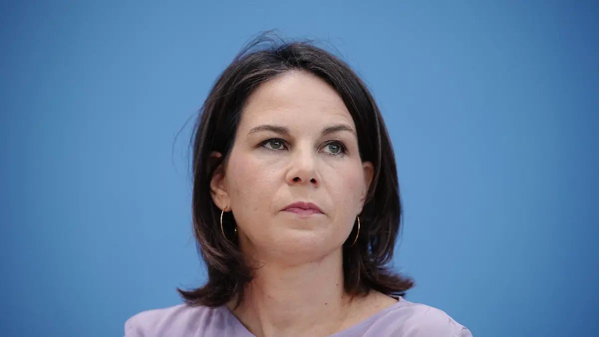 ARCHIV - 14.06.2023, Berlin: Annalena Baerbock (Bündnis 90/Die Grünen), Außenministerin, nimmt an einer Pressekonferenz zur Nationalen Sicherheitsstrategie teil. (zu dpa "Nach Pannen am Flugzeug: Baerbock bricht Reise in Pazifik-Region ab") Foto: Kay Nietfeld/dpa +++ dpa-Bildfunk +++