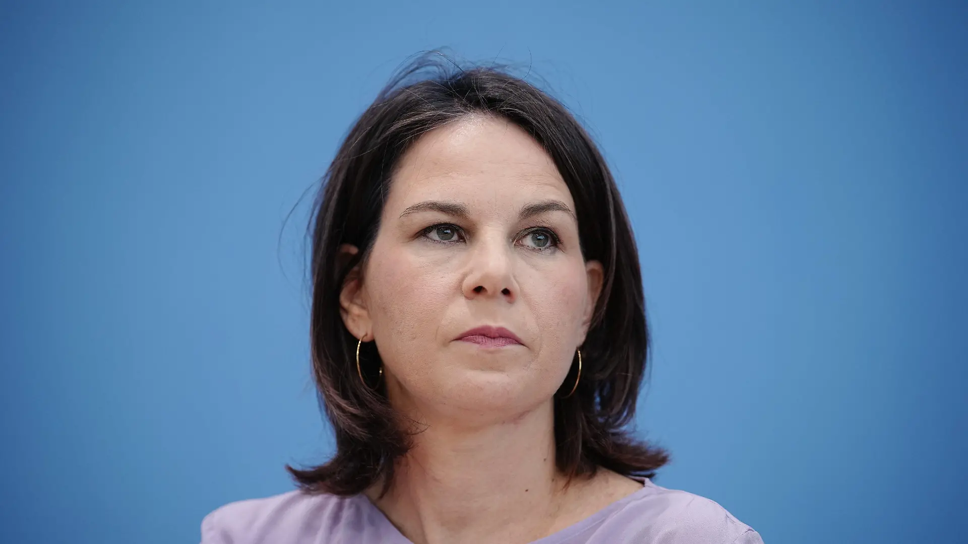 ARCHIV - 14.06.2023, Berlin: Annalena Baerbock (Bündnis 90/Die Grünen), Außenministerin, nimmt an einer Pressekonferenz zur Nationalen Sicherheitsstrategie teil. (zu dpa "Nach Pannen am Flugzeug: Baerbock bricht Reise in Pazifik-Region ab") Foto: Kay Nietfeld/dpa +++ dpa-Bildfunk +++