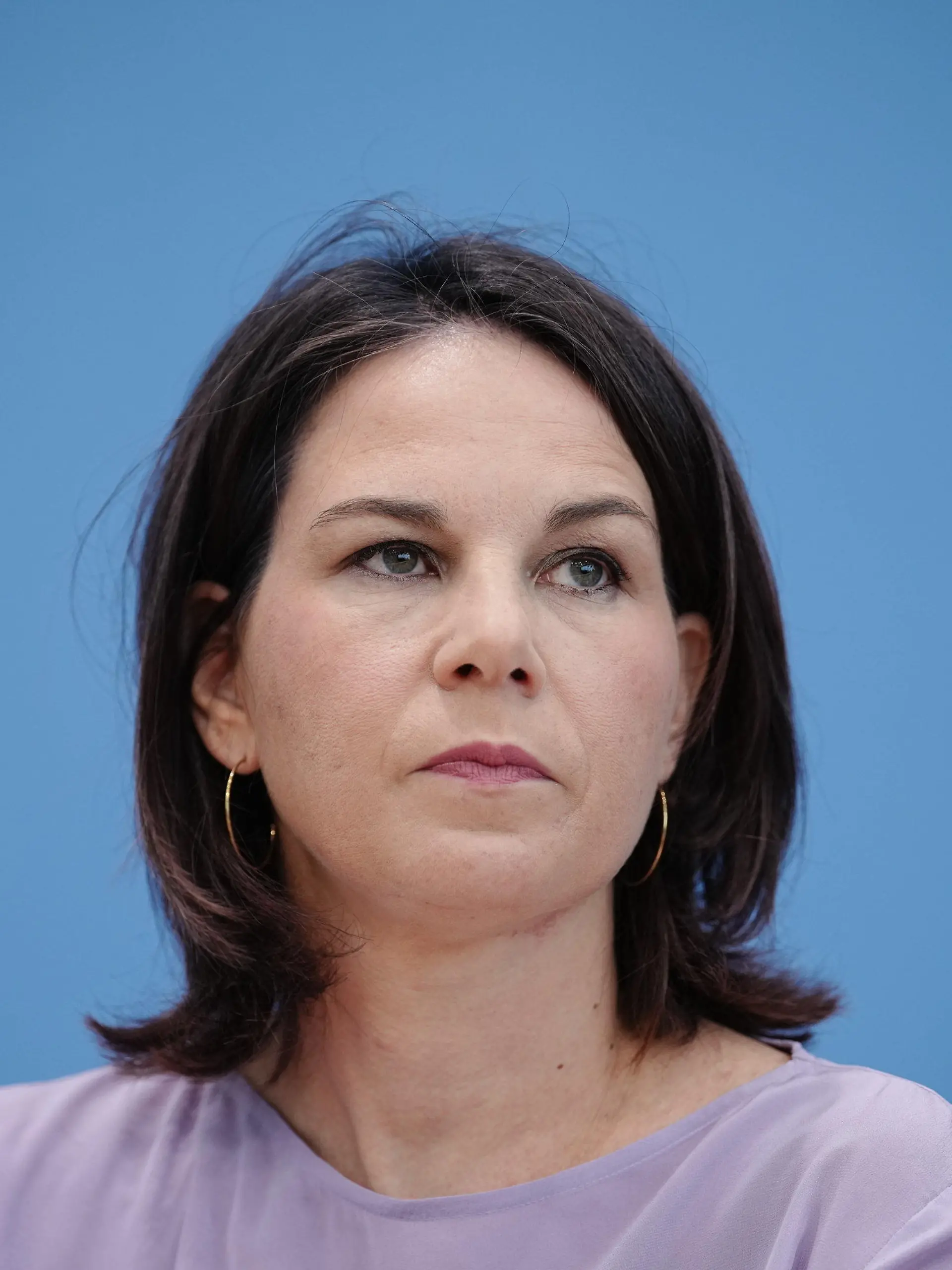 ARCHIV - 14.06.2023, Berlin: Annalena Baerbock (Bündnis 90/Die Grünen), Außenministerin, nimmt an einer Pressekonferenz zur Nationalen Sicherheitsstrategie teil. (zu dpa "Nach Pannen am Flugzeug: Baerbock bricht Reise in Pazifik-Region ab") Foto: Kay Nietfeld/dpa +++ dpa-Bildfunk +++