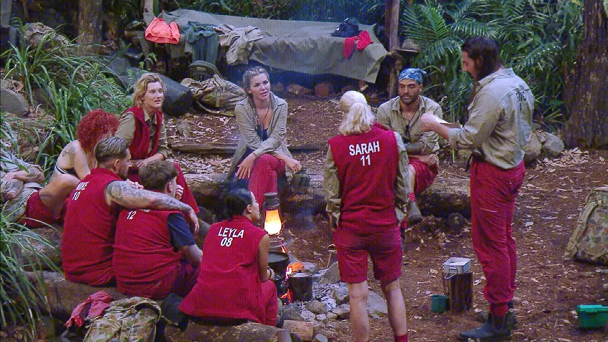 ACHTUNG: SPERRFRIST FÜR ALLE MEDIEN BIS ZUM SHOWENDE, MITTWOCH, 24.01.2024, 24:00 UHR !!! Tag 6 im Camp. Fabio Knez (r.) holt einen Zettel aus dem Dschungeltelefon welchen er am Lagerfeuer der Gruppe vorliest. Insgesamt wurde über 80 Mal gegen die Camp-Regeln verstoßen.
+++ Die Verwendung des sendungsbezogenen Materials ist nur mit dem Hinweis und Verlinkung auf RTL+ gestattet. +++