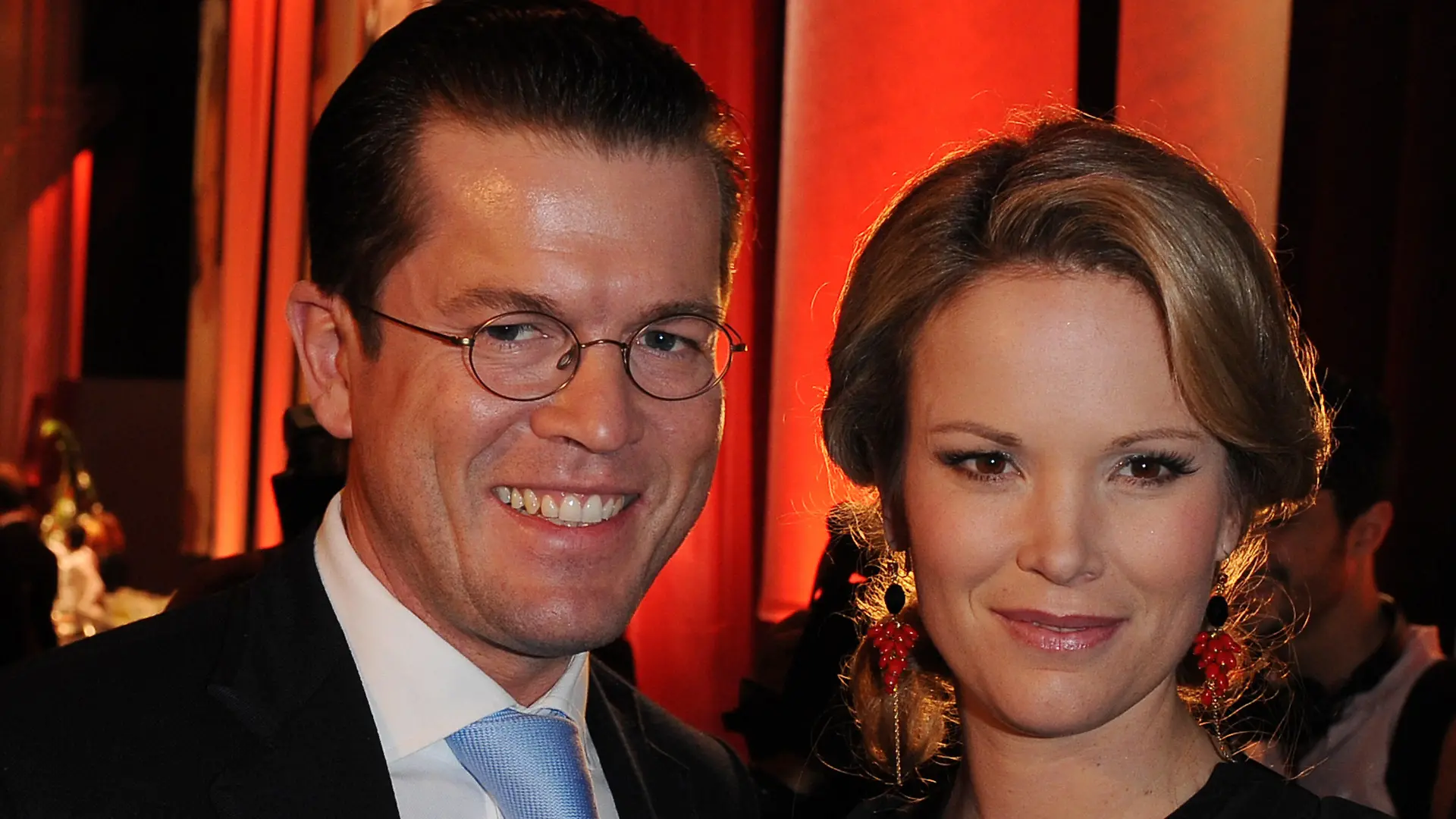 Bundesverteidigungminister Karl-Theodor zu Guttenberg und seine Frau Stefanie zu Guttenberg am Samstag auf der Spendengala "Ein Herz für Kinder". Das ZDF und die "Bild"-Zeitung sammelten bei der Charity-Aktion Geldspenden für Kinder in Deutschland und der ganzen Welt. Foto: Jens Kalaene dpa/lbn +++(c) dpa - Bildfunk+++