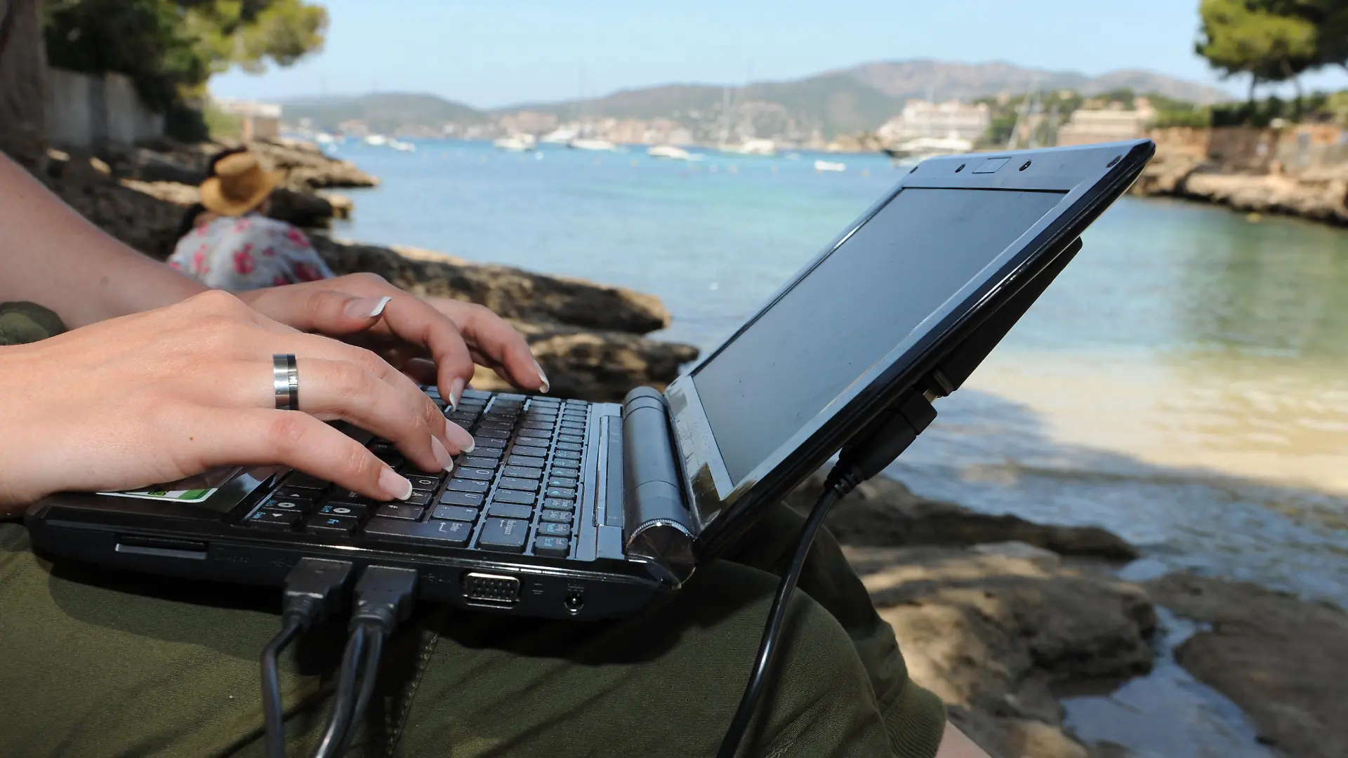 ILLUSTRATION - ARCHIV - Eine junge Frau benutzt am 20.06.2011 am Strand von Santa Poca auf der spanischen Mittelmeerinsel Mallorca ihren tragbaren Computer. Die Hälfte aller berufstätigen Deutschen
schaltet einer Studie zufolge nicht einmal im Urlaub richtig ab. 49
Prozent der Beschäftigten wollen in ihren Ferien bis zu drei Stunden
am Tag arbeiten, wie eine Befragung des Bürodienstleisters Regus
ergab, die der Nachrichtenagentur dpa vorliegt. (Zu dpa "Mit Laptop am Strand - Jeder zweite Deutsche arbeitet im Urlaub"). Foto: Patrick Seeger dpa +++(c) dpa - Bildfunk+++