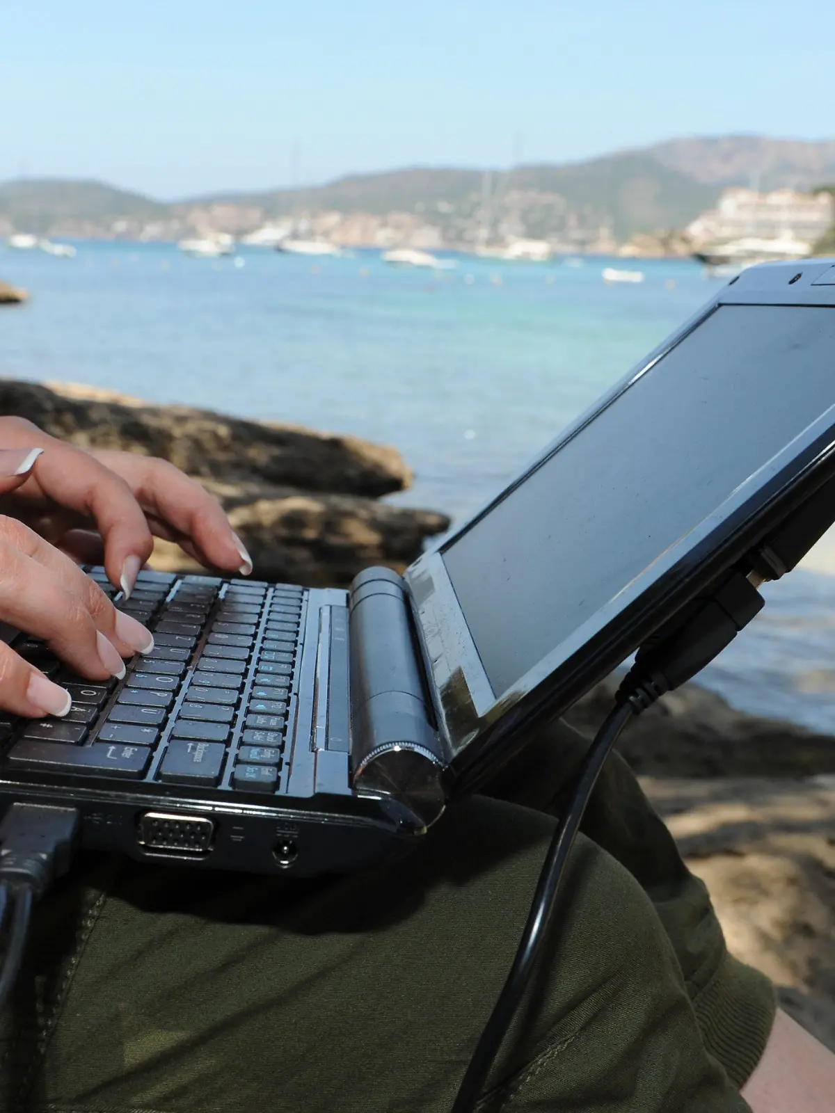 ILLUSTRATION - ARCHIV - Eine junge Frau benutzt am 20.06.2011 am Strand von Santa Poca auf der spanischen Mittelmeerinsel Mallorca ihren tragbaren Computer. Die Hälfte aller berufstätigen Deutschen
schaltet einer Studie zufolge nicht einmal im Urlaub richtig ab. 49
Prozent der Beschäftigten wollen in ihren Ferien bis zu drei Stunden
am Tag arbeiten, wie eine Befragung des Bürodienstleisters Regus
ergab, die der Nachrichtenagentur dpa vorliegt. (Zu dpa "Mit Laptop am Strand - Jeder zweite Deutsche arbeitet im Urlaub"). Foto: Patrick Seeger dpa  +++(c) dpa - Bildfunk+++