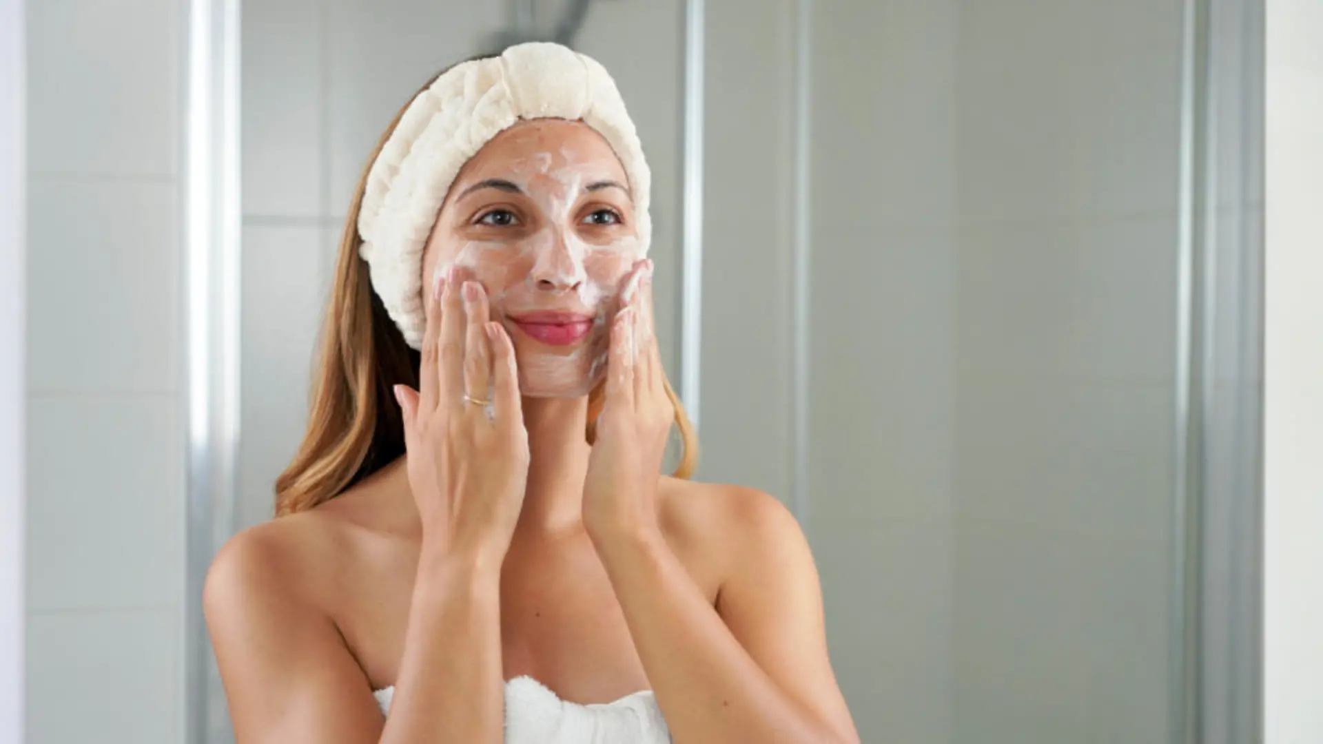 Frau reinigt ihr Gesicht mit einem Peeling