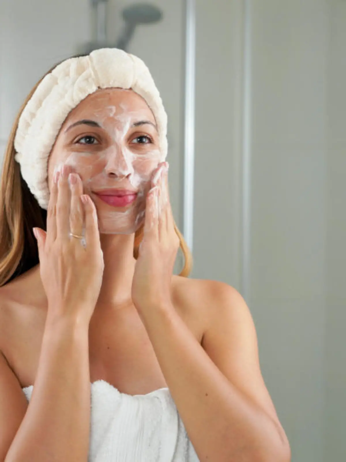 Frau reinigt ihr Gesicht mit einem Peeling