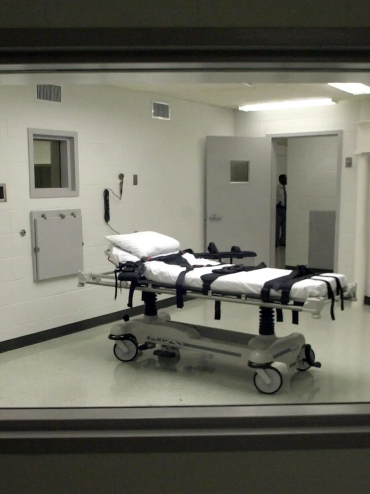 ARCHIV - 07.10.2002, USA, Atmore: Blick in Alabamas Kammer für Hinrichtungen mit tödlicher Injektion in der Holman Correctional Facility (Justizvollzugsanstalt). Am 25. Januar 2024 soll die geplante Hinrichtung eines Mannes im US-Bundesstaat Alabama mittels sogenannter Stickstoffhypoxie stattfinden. (zu dpa-Korr: «Viele offene Fragen vor erster Stickstoff-Hinrichtung in den USA») Foto: Dave Martin/AP/dpa +++ dpa-Bildfunk +++
