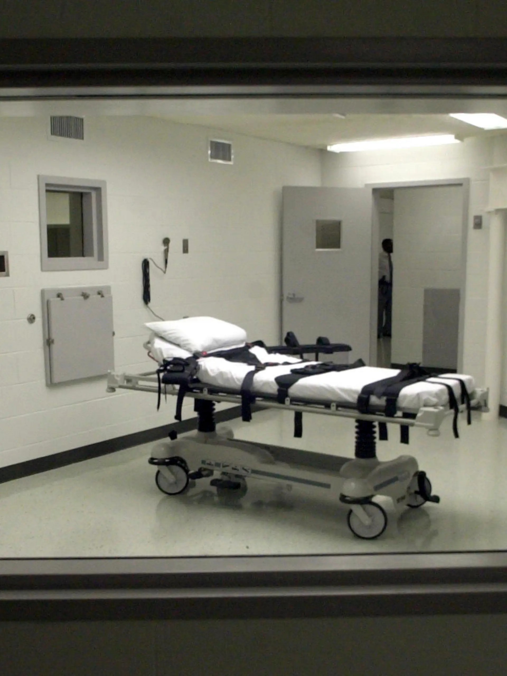 ARCHIV - 07.10.2002, USA, Atmore: Blick in Alabamas Kammer für Hinrichtungen mit tödlicher Injektion in der Holman Correctional Facility (Justizvollzugsanstalt). Am 25. Januar 2024 soll die geplante Hinrichtung eines Mannes im US-Bundesstaat Alabama mittels sogenannter Stickstoffhypoxie stattfinden. (zu dpa-Korr: «Viele offene Fragen vor erster Stickstoff-Hinrichtung in den USA») Foto: Dave Martin/AP/dpa +++ dpa-Bildfunk +++