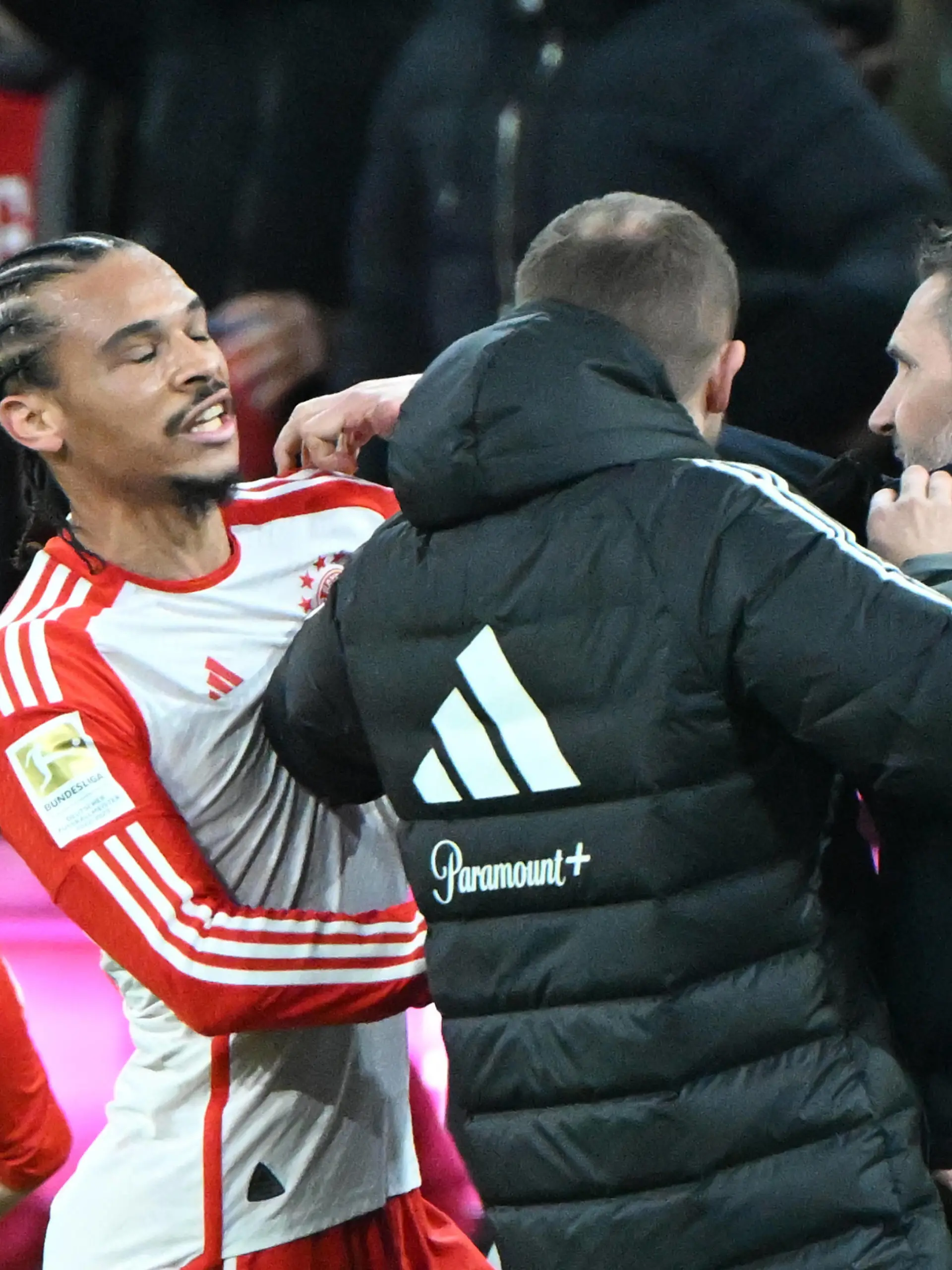 Fussball, Herren, Saison 2023/2024, 1. Bundesliga 13. Spieltag, Nachholspiel, FC Bayern München - 1. FC Union Berlin, Trainer Nenad Bjelica 1. FC Union Berlin greift Leroy Sane FC Bayern München ins Gesicht und sieht dafür die rote Karte, 24.01.2024, *** Football, Men, Season 2023 2024, 1 Bundesliga 13 Matchday, Catch-up match , FC Bayern Munich 1 FC Union Berlin, Coach Nenad Bjelica 1 FC Union Berlin grabs Leroy Sane FC Bayern Munich in the face and is shown a red card, 24 01 2024, Copyright: xMatthiasxKochx