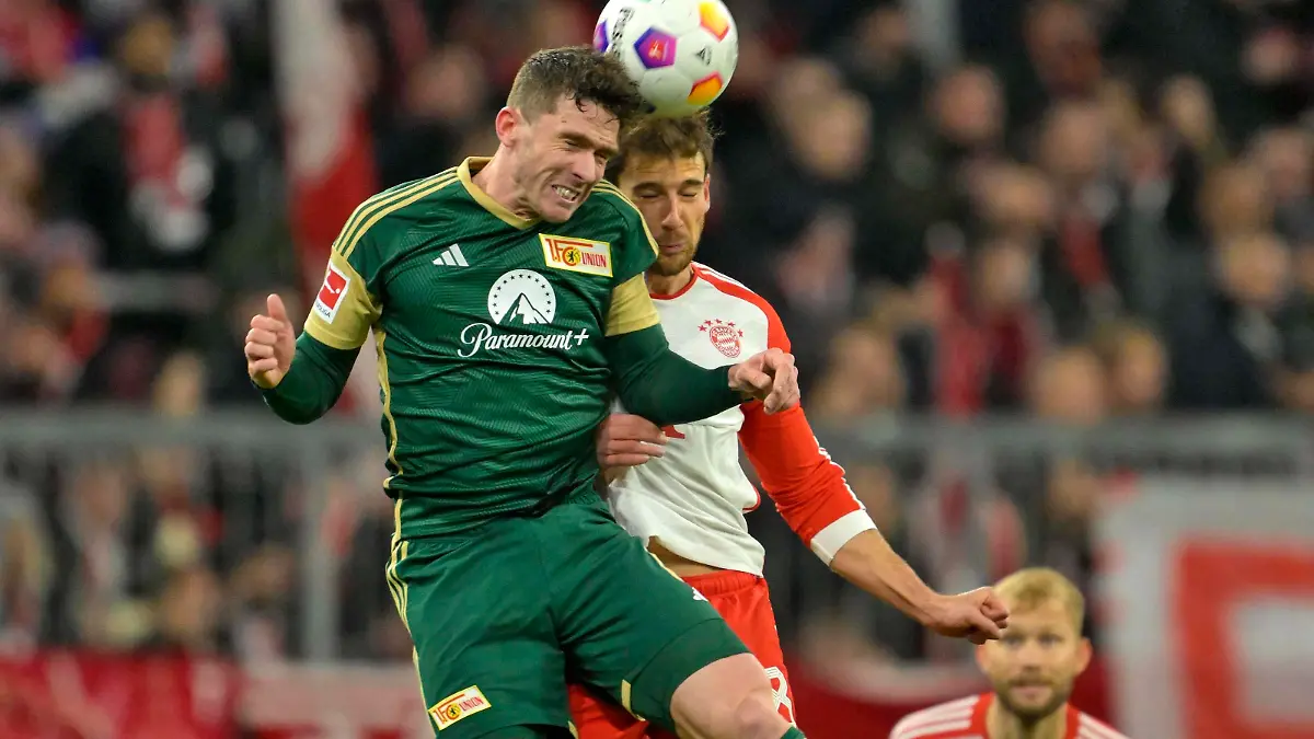 24.01.2024, Fussball 1. Bundesliga 2023/2024, 13.Spieltag, Nachholspiel, FC Bayern München - S1.FC Union Berlin, in der Allianz-Arena München. v.l. Robin Gosens Union Berlin gegen Leon Goretzka FC Bayern München ***DFL and DFB regulations prohibit any use of photographs as image sequences and/or quasi-video.*** *** 24 01 2024, Soccer 1 Bundesliga 2023 2024, Matchday 13, Catch-up match , FC Bayern Munich S1 FC Union Berlin, at Allianz Arena Munich v l Robin Gosens Union Berlin v Leon Goretzka FC Bayern Munich DFL and DFB regulations prohibit any use of photographs as image sequences and or quasi video