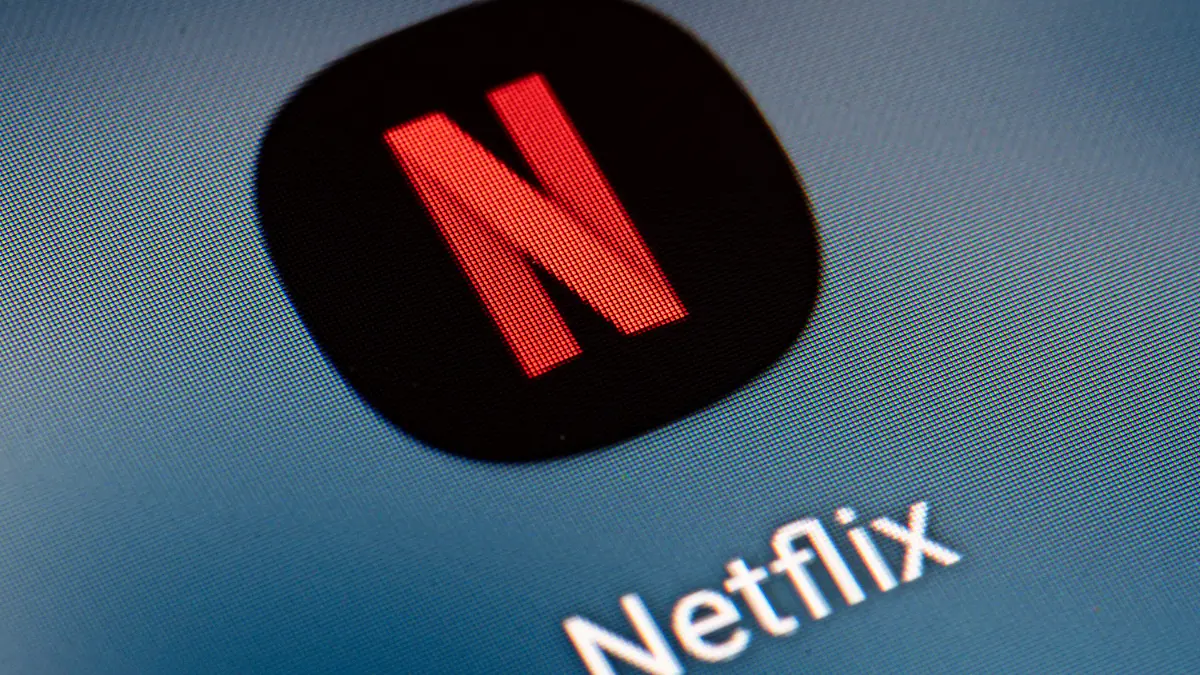 ARCHIV - 21.01.2022, Berlin: Auf dem Bildschirm eines Smartphones ist das Icon der App Netflix zu sehen. Im Laufe des Jahres 2023 wurden in den USA noch 481 Drehbuchserien veröffentlicht, heißt es in einer Studie des in London ansässigen Medienanalyseunternehmens Ampere. (zu dpa: «US-Serienboom scheint vorbei - Crash bei Zahl der Produktionen») Foto: Fabian Sommer/dpa +++ dpa-Bildfunk +++