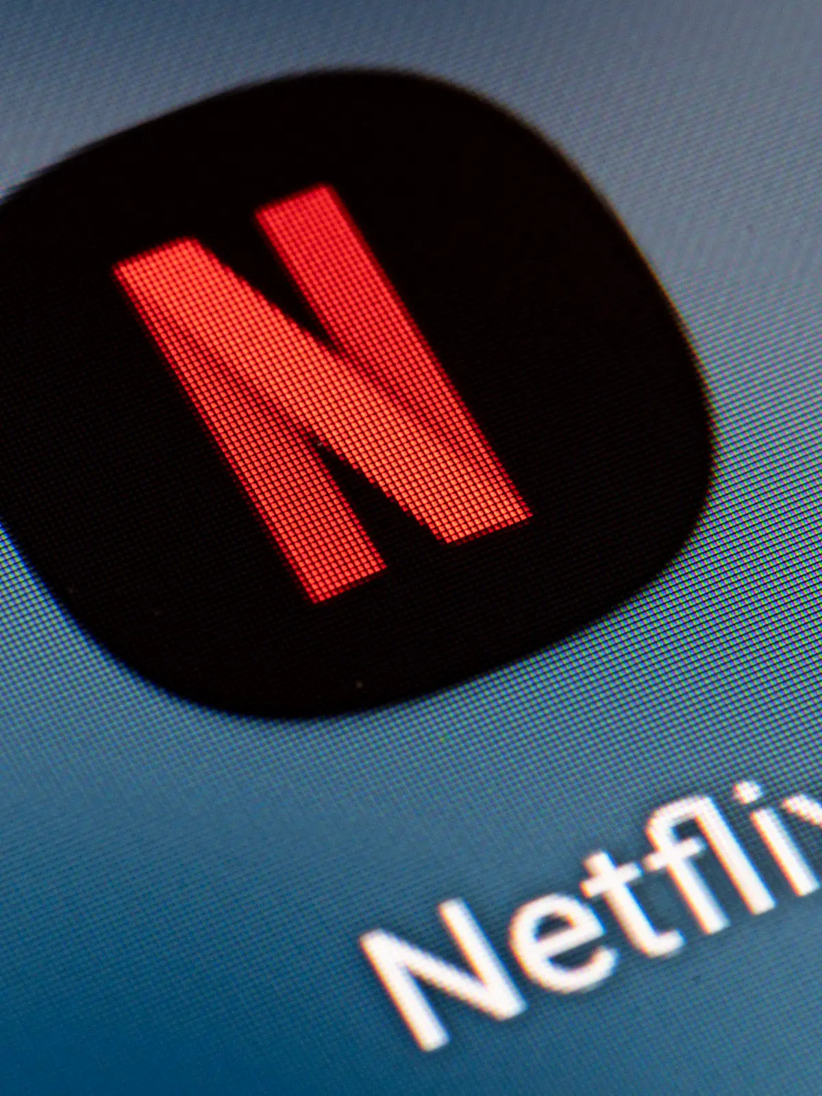 ARCHIV - 21.01.2022, Berlin: Auf dem Bildschirm eines Smartphones ist das Icon der App Netflix zu sehen. Im Laufe des Jahres 2023 wurden in den USA noch 481 Drehbuchserien veröffentlicht, heißt es in einer Studie des in London ansässigen Medienanalyseunternehmens Ampere. (zu dpa: «US-Serienboom scheint vorbei - Crash bei Zahl der Produktionen») Foto: Fabian Sommer/dpa +++ dpa-Bildfunk +++
