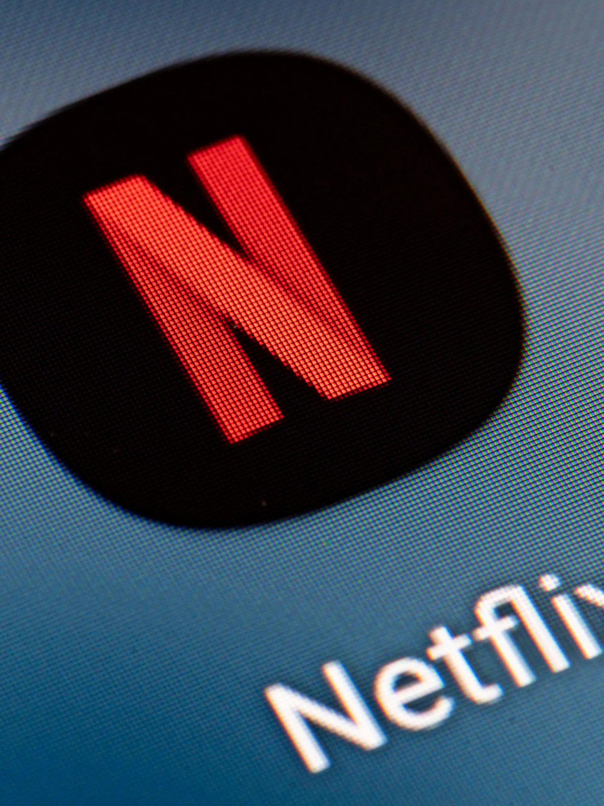 ARCHIV - 21.01.2022, Berlin: Auf dem Bildschirm eines Smartphones ist das Icon der App Netflix zu sehen. Im Laufe des Jahres 2023 wurden in den USA noch 481 Drehbuchserien veröffentlicht, heißt es in einer Studie des in London ansässigen Medienanalyseunternehmens Ampere. (zu dpa: «US-Serienboom scheint vorbei - Crash bei Zahl der Produktionen») Foto: Fabian Sommer/dpa +++ dpa-Bildfunk +++