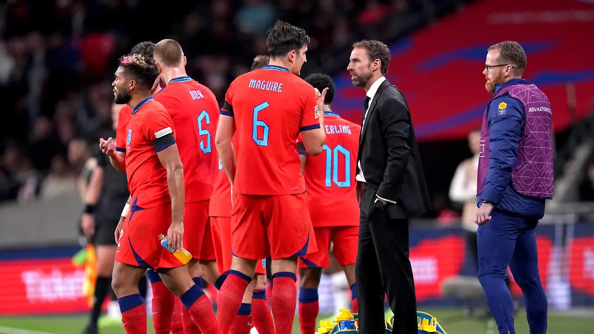 England v Germany - UEFA Nations League - League A - Group 3 - Wembley Stadium England manager Gareth Southgate speaks to Harry Maguire during the UEFA Nations League match at Wembley Stadium, London. Picture date: Monday September 26, 2022. Use subject to FA restrictions. Editorial use only. Commercial use only with prior written consent of the FA. No editing except cropping PUBLICATIONxNOTxINxUKxIRL Copyright: xJohnxWaltonx 69018413