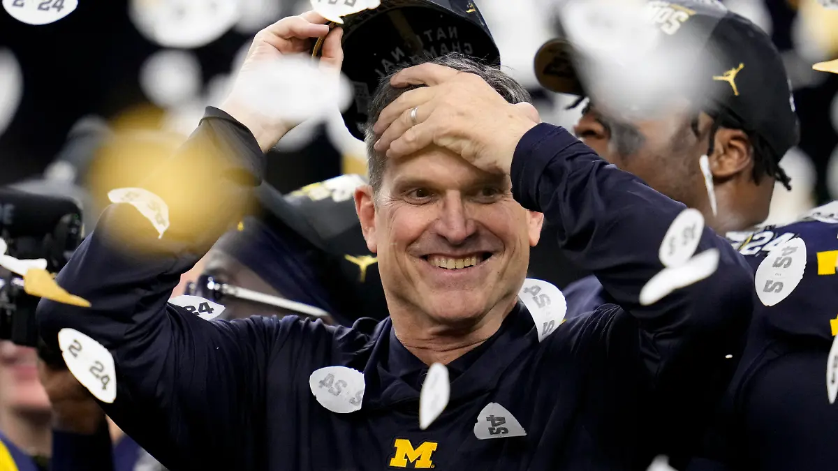 ARCHIV - 08.01.2024, USA, Houston: Der damalige Michigan-Trainer Jim Harbaugh feiert den Sieg seiner Mannschaft im NCAA-College-Football-Playoff-Spiel gegen Washington. Die Los Angeles Chargers haben Jim Harbaugh als neuen Cheftrainer für ihr NFL-Team verpflichtet. Er ist damit der erste ehemalige Profi des Teams, der als Chefcoach zurückkehrt. Foto: Godofredo A. Vasquez/AP +++ dpa-Bildfunk +++