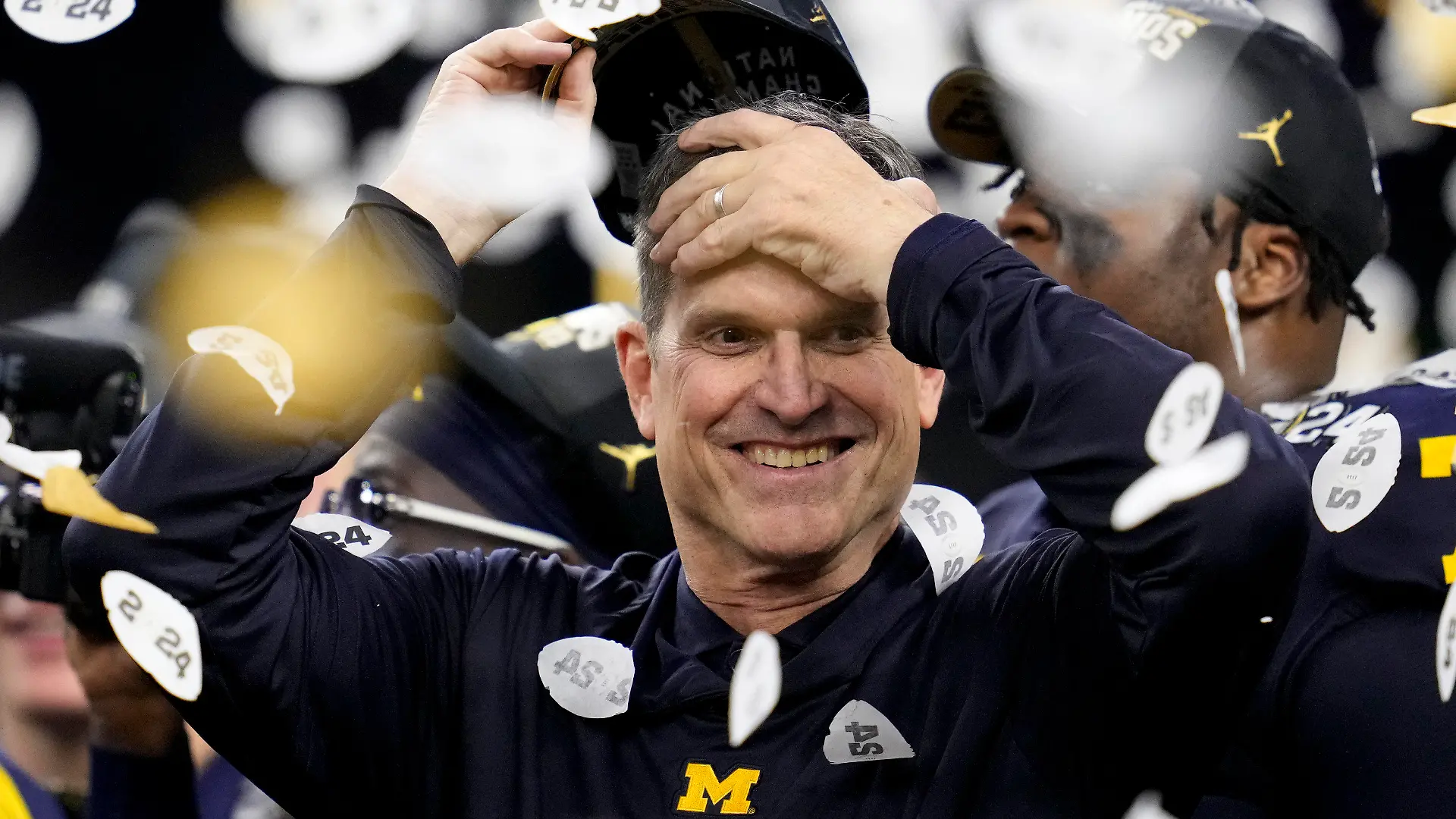 ARCHIV - 08.01.2024, USA, Houston: Der damalige Michigan-Trainer Jim Harbaugh feiert den Sieg seiner Mannschaft im NCAA-College-Football-Playoff-Spiel gegen Washington. Die Los Angeles Chargers haben Jim Harbaugh als neuen Cheftrainer für ihr NFL-Team verpflichtet. Er ist damit der erste ehemalige Profi des Teams, der als Chefcoach zurückkehrt. Foto: Godofredo A. Vasquez/AP +++ dpa-Bildfunk +++