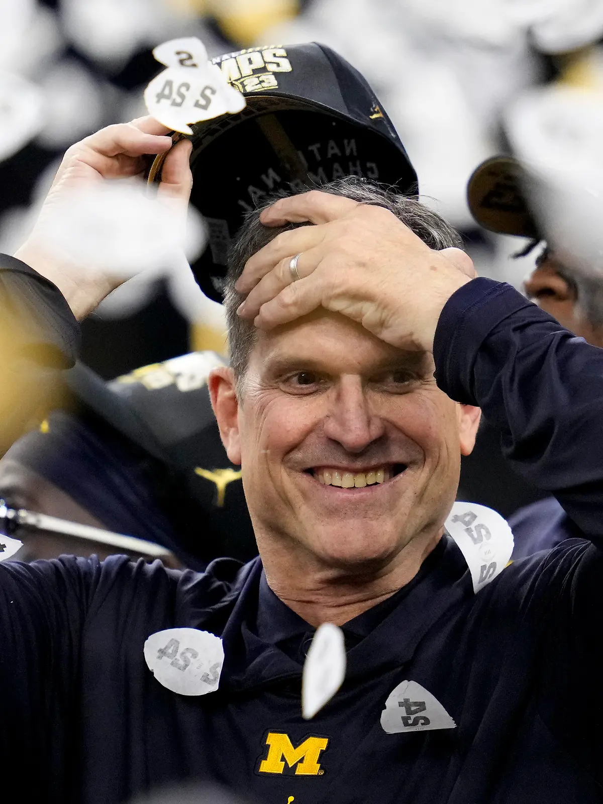 ARCHIV - 08.01.2024, USA, Houston: Der damalige Michigan-Trainer Jim Harbaugh feiert den Sieg seiner Mannschaft im NCAA-College-Football-Playoff-Spiel gegen Washington. Die Los Angeles Chargers haben Jim Harbaugh als neuen Cheftrainer für ihr NFL-Team verpflichtet. Er ist damit der erste ehemalige Profi des Teams, der als Chefcoach zurückkehrt. Foto: Godofredo A. Vasquez/AP +++ dpa-Bildfunk +++