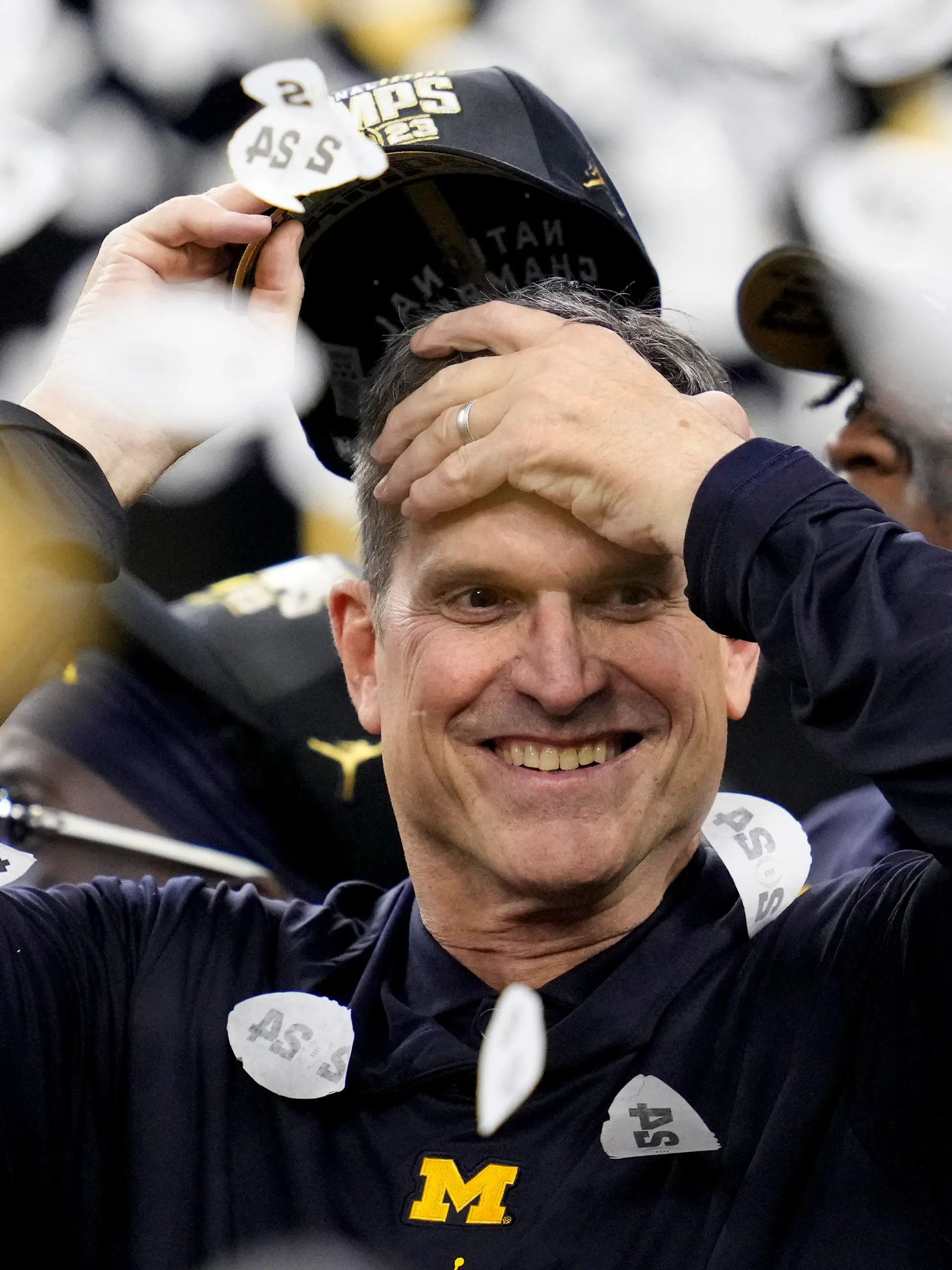 ARCHIV - 08.01.2024, USA, Houston: Der damalige Michigan-Trainer Jim Harbaugh feiert den Sieg seiner Mannschaft im NCAA-College-Football-Playoff-Spiel gegen Washington. Die Los Angeles Chargers haben Jim Harbaugh als neuen Cheftrainer für ihr NFL-Team verpflichtet. Er ist damit der erste ehemalige Profi des Teams, der als Chefcoach zurückkehrt. Foto: Godofredo A. Vasquez/AP +++ dpa-Bildfunk +++