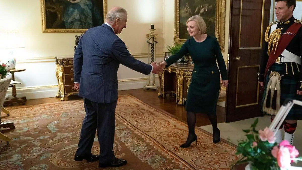 König Charles III. begrüßt Liz Truss mit den Worten "Oh je, oh je"