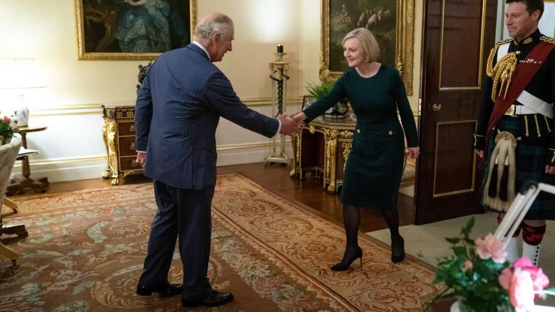 König Charles III. begrüßt Liz Truss mit den Worten "Oh je, oh je"