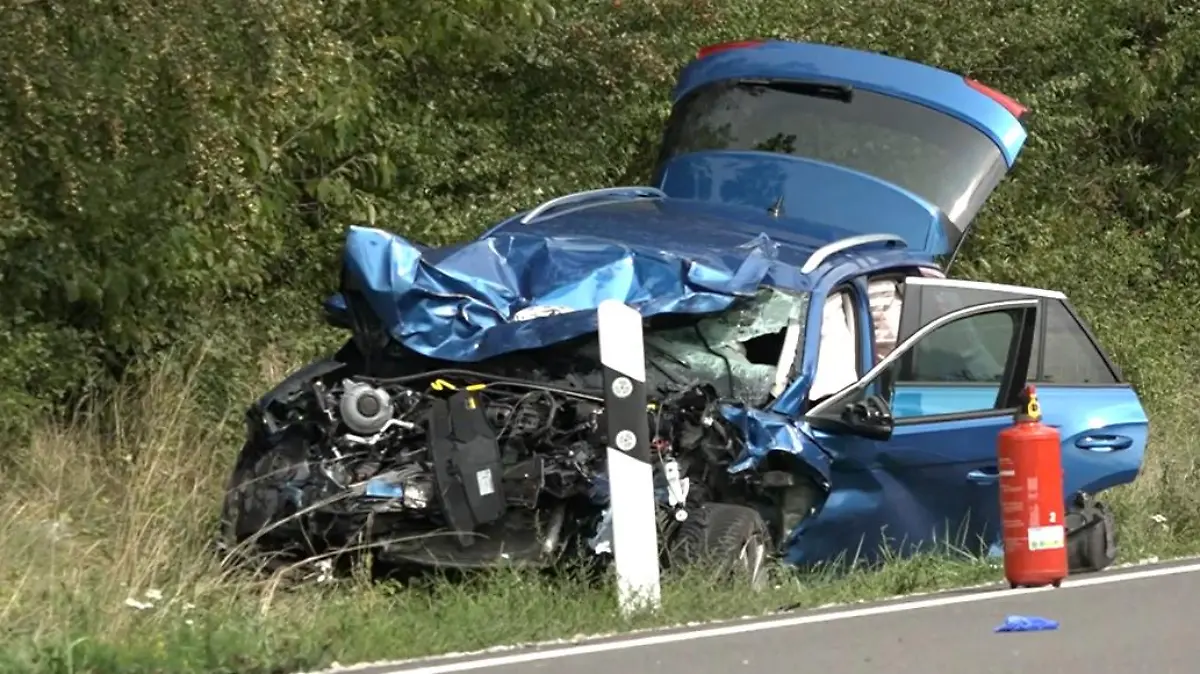 Auch die beiden Insassen im blauen VW kamen ums Leben.
