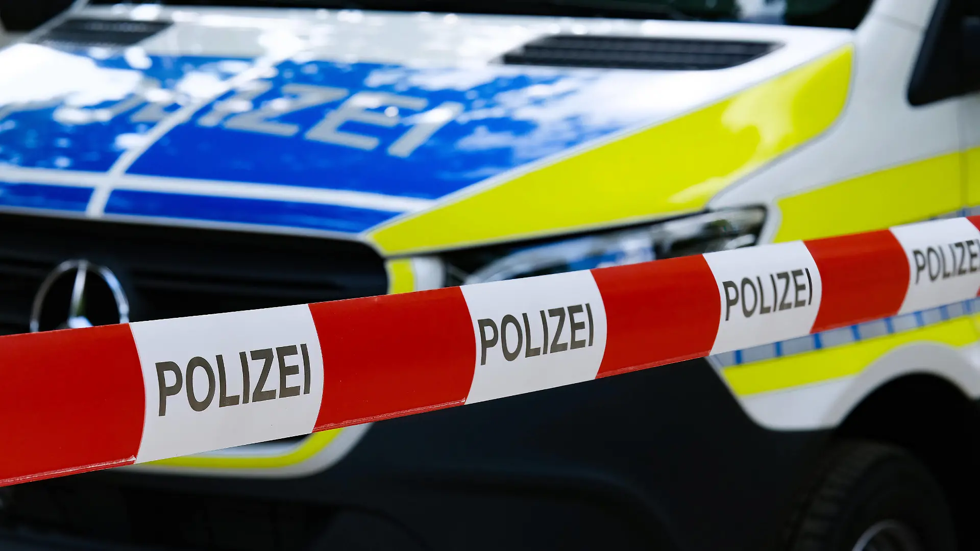 Düsseldorf 28.08.2023 Absperrband Polizei Absperrung Polizeiabsperrung Flatterband Blaulicht Polizeiflatterband Tatort Gewalttat Verkehrsunfall Polizeisperre Tatortabsperrung KTU Polizeiauto Blaulicht Streifenwagen Düsseldorf Nordrhein-Westfalen Deutschland *** Dusseldorf 28 08 2023 police cordon police cordon flutter tape blue light police flutter tape crime scene violence traffic accident police cordon crime scene cordon KTU police car blue light patrol car Dusseldorf North Rhine Westphalia Germany