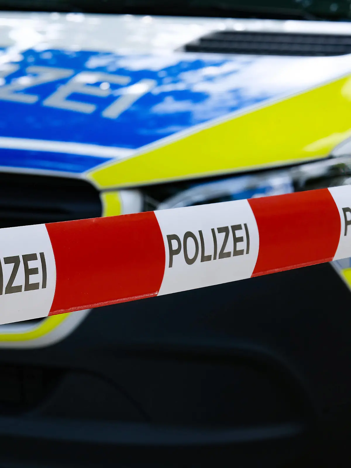 Düsseldorf 28.08.2023 Absperrband Polizei Absperrung Polizeiabsperrung Flatterband Blaulicht Polizeiflatterband Tatort Gewalttat Verkehrsunfall Polizeisperre Tatortabsperrung KTU Polizeiauto Blaulicht Streifenwagen Düsseldorf Nordrhein-Westfalen Deutschland *** Dusseldorf 28 08 2023 police cordon police cordon flutter tape blue light police flutter tape crime scene violence traffic accident police cordon crime scene cordon KTU police car blue light patrol car Dusseldorf North Rhine Westphalia Germany